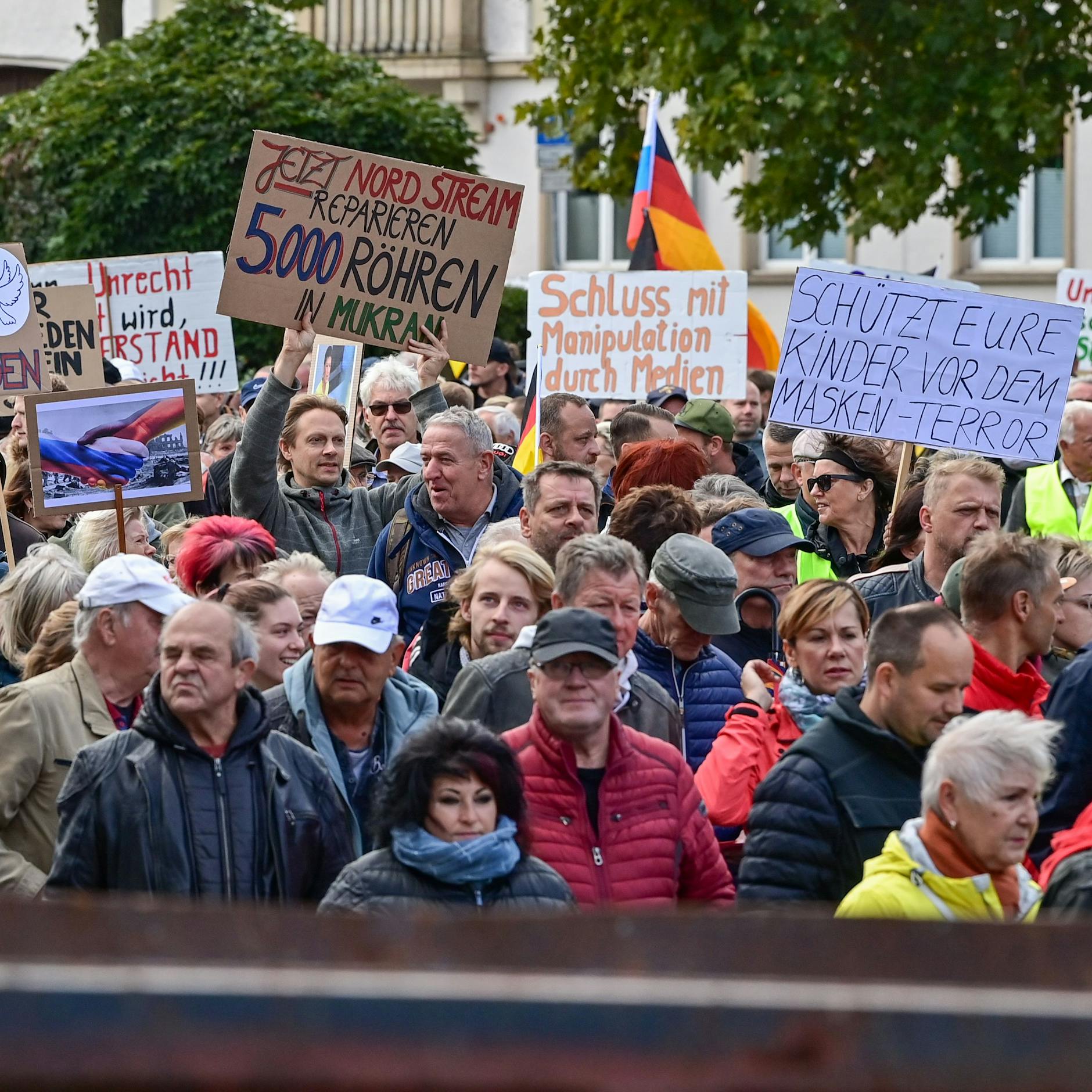 Image - Tausende Menschen demonstrieren in ostdeutschen Städten