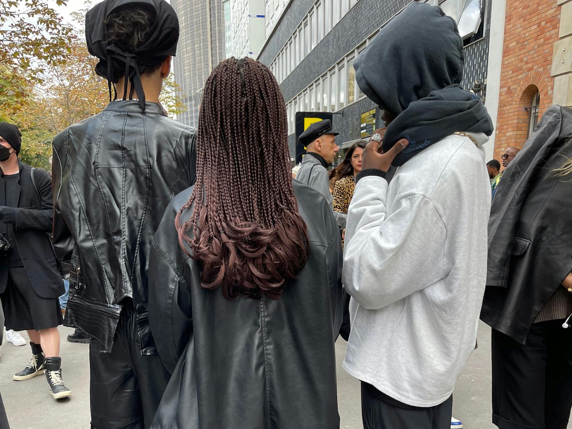 Wickeltuch, Dreadlocks, Kapuze – auch auf den Pariser Köpfen ist ordentlich was los.