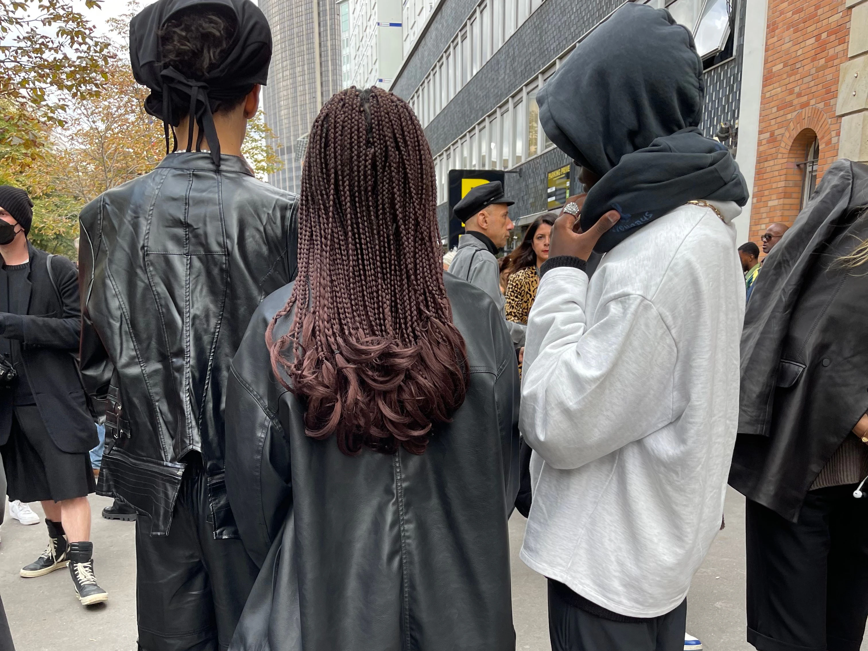 Wickeltuch, Dreadlocks, Kapuze – auch auf den Pariser Köpfen ist ordentlich was los.