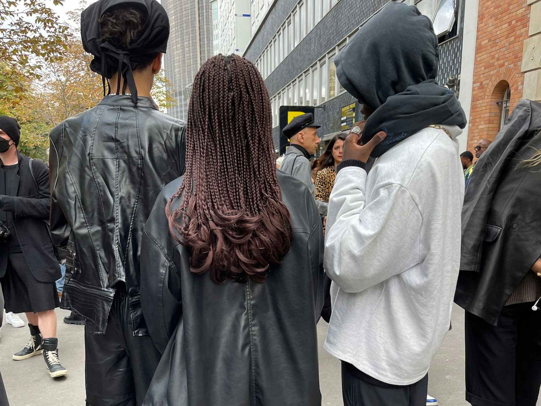 Wickeltuch, Dreadlocks, Kapuze – auch auf den Pariser Köpfen ist ordentlich was los.