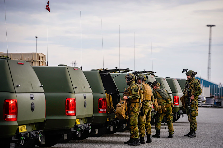Norwegische Soldaten unterstützen die Polizei bei den Sicherheitsvorkehrungen in der Gasverarbeitungsanlage Karst.