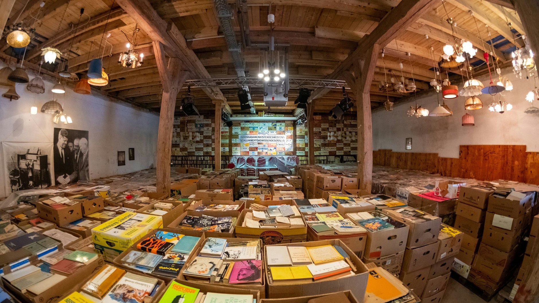 Bücher aus der DDR: Sie lagern hier in der Peter-Sodann-Bibliothek im sächsischen Staucha. Der TV-Star Peter Sodann hat sich zum Ziel gesetzt, den Schatz des Ostens zu bewahren.