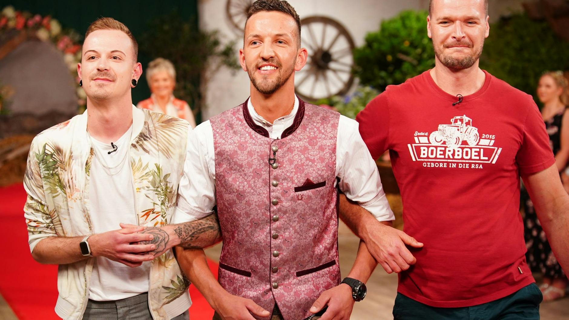 Fleckviehzüchter Michael K. (28, Mi.) aus Nordrhein-Westfalen lernt auf dem "Bauer sucht Frau"-Scheunenfest Aron (26, l.) und Jan Hendrik (41) kennen.