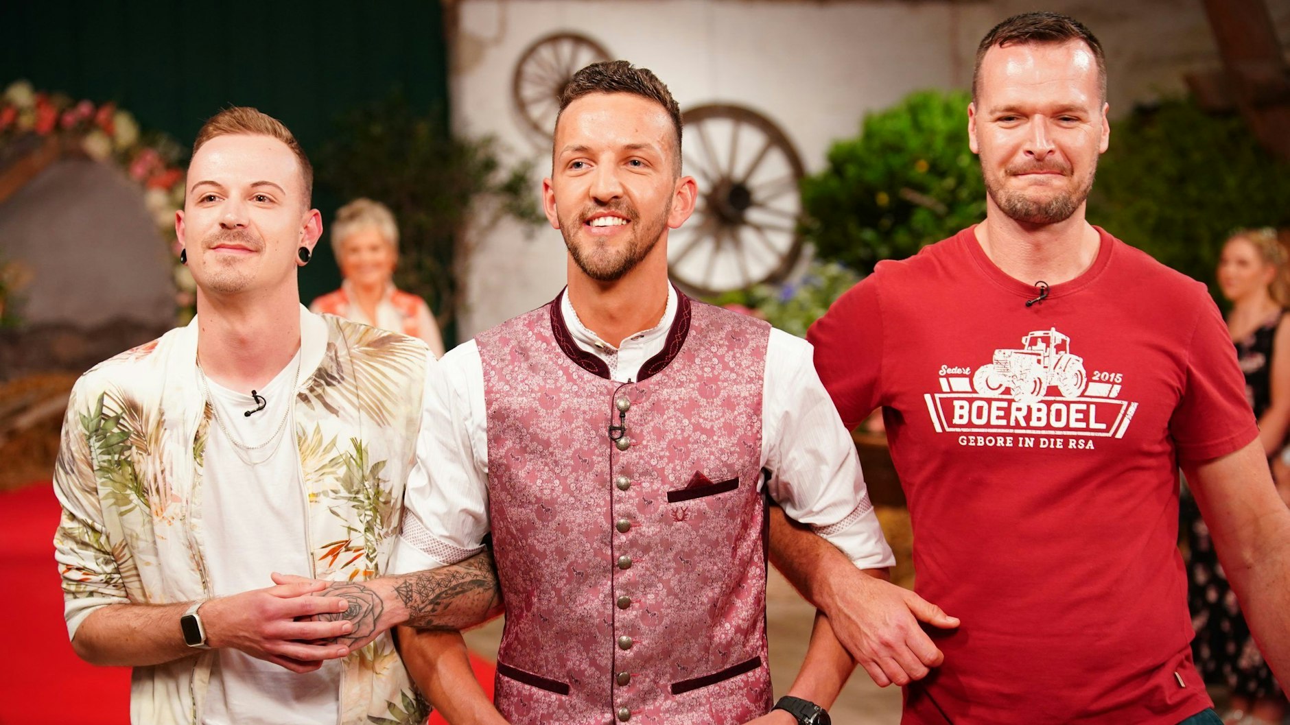 Fleckviehzüchter Michael K. (28, Mi.) aus Nordrhein-Westfalen lernt auf dem „Bauer sucht Frau“-Scheunenfest Aron (26, l.) und Jan Hendrik (41) kennen.