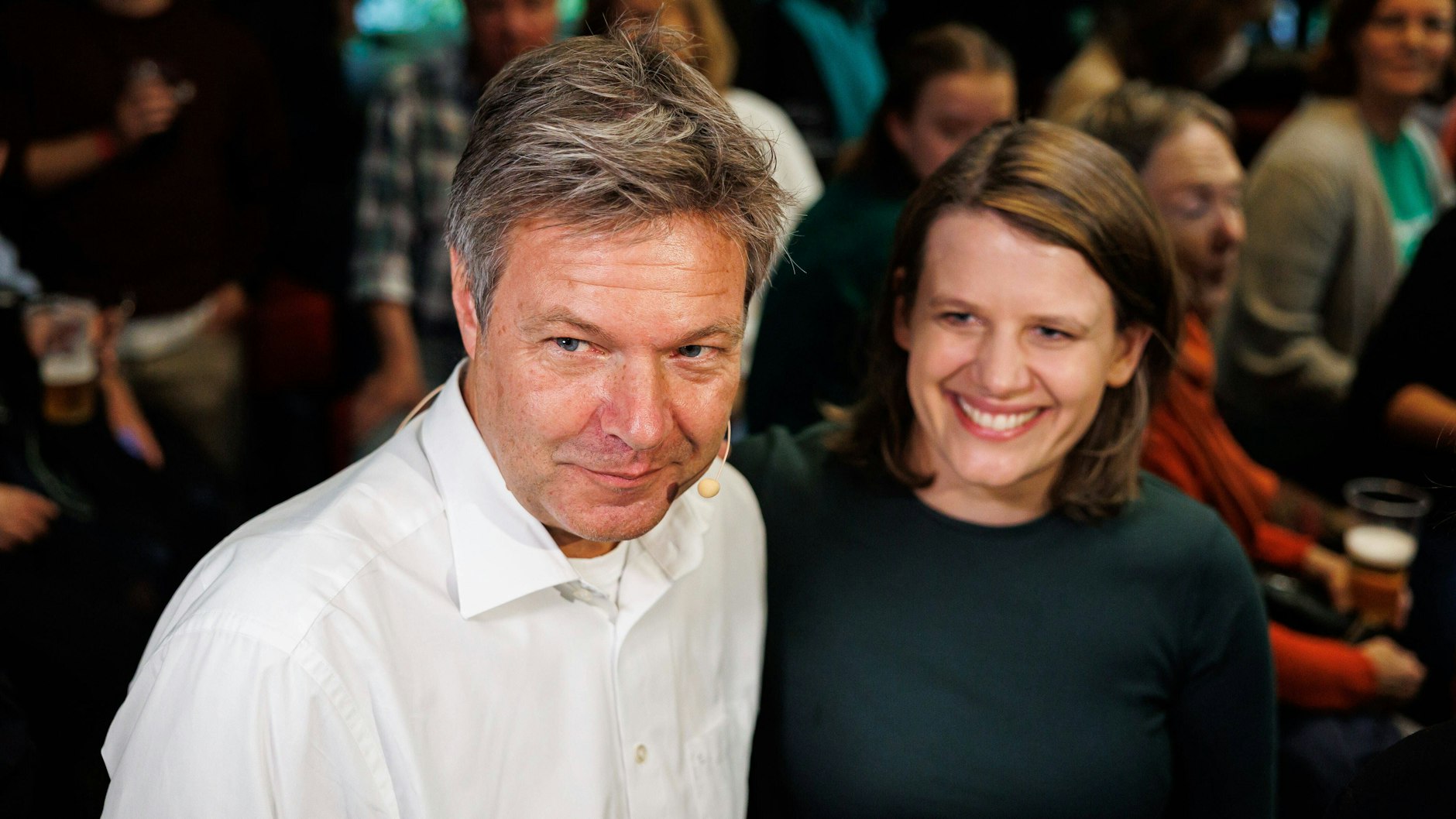 Wirtschaftsminister Robert Habeck unterstützt die Grüne-Spitzenkandidatin Julia Willie Hamburg bei einem Wahlkampfauftritt in Hannover.