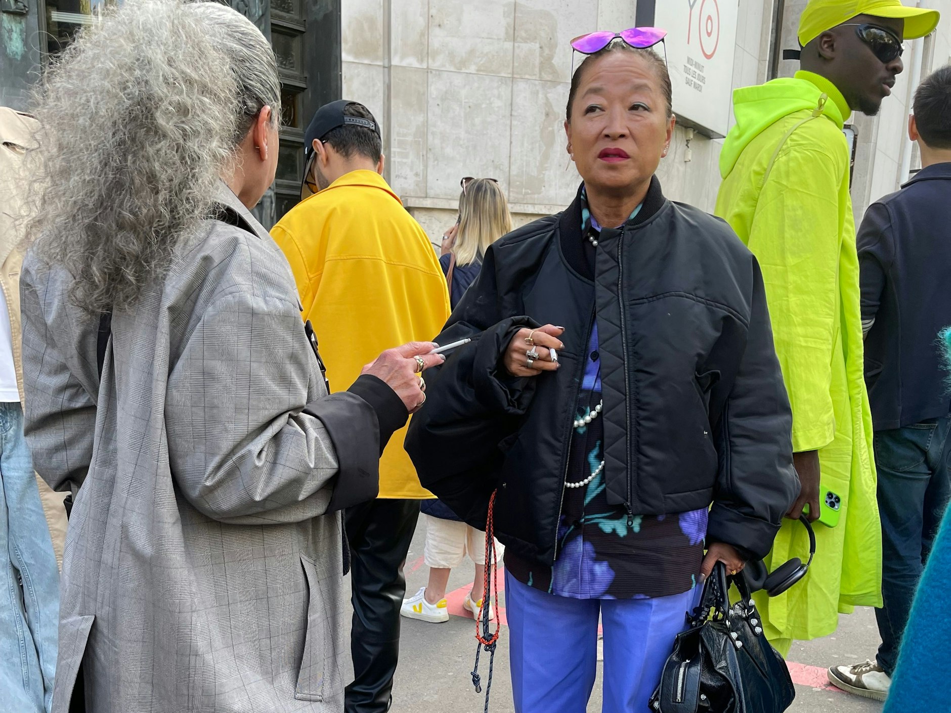 Auch ein Kippchen? Geraucht wird in Paris mehr als in Mailand.