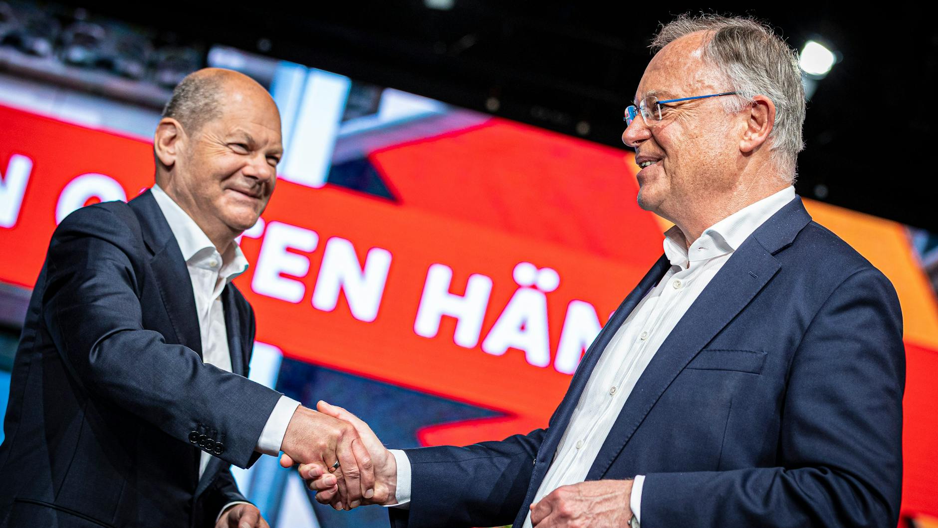 SPD-Spitzenkandidat und Ministerpräsident Stephan Weil wirbt mit seiner Nähe zu Bundeskanzler Olaf Scholz.