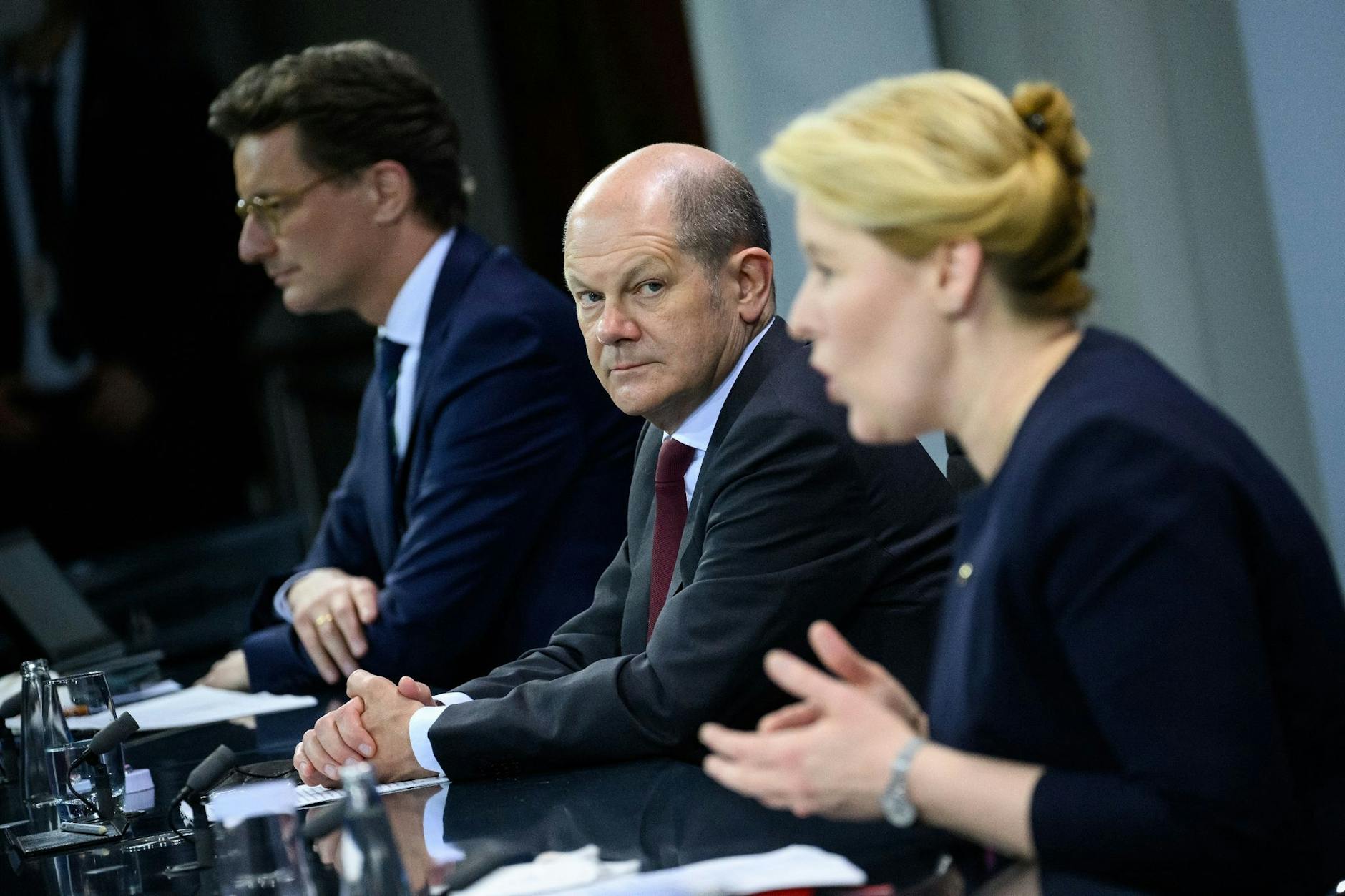 Bundeskanzler Olaf Scholz (SPD) mit NRW-Ministerpräsident Hendrik Wüst (CDU) und Berlins Regierender Bürgermeisterin Franziska Giffey (SPD)
