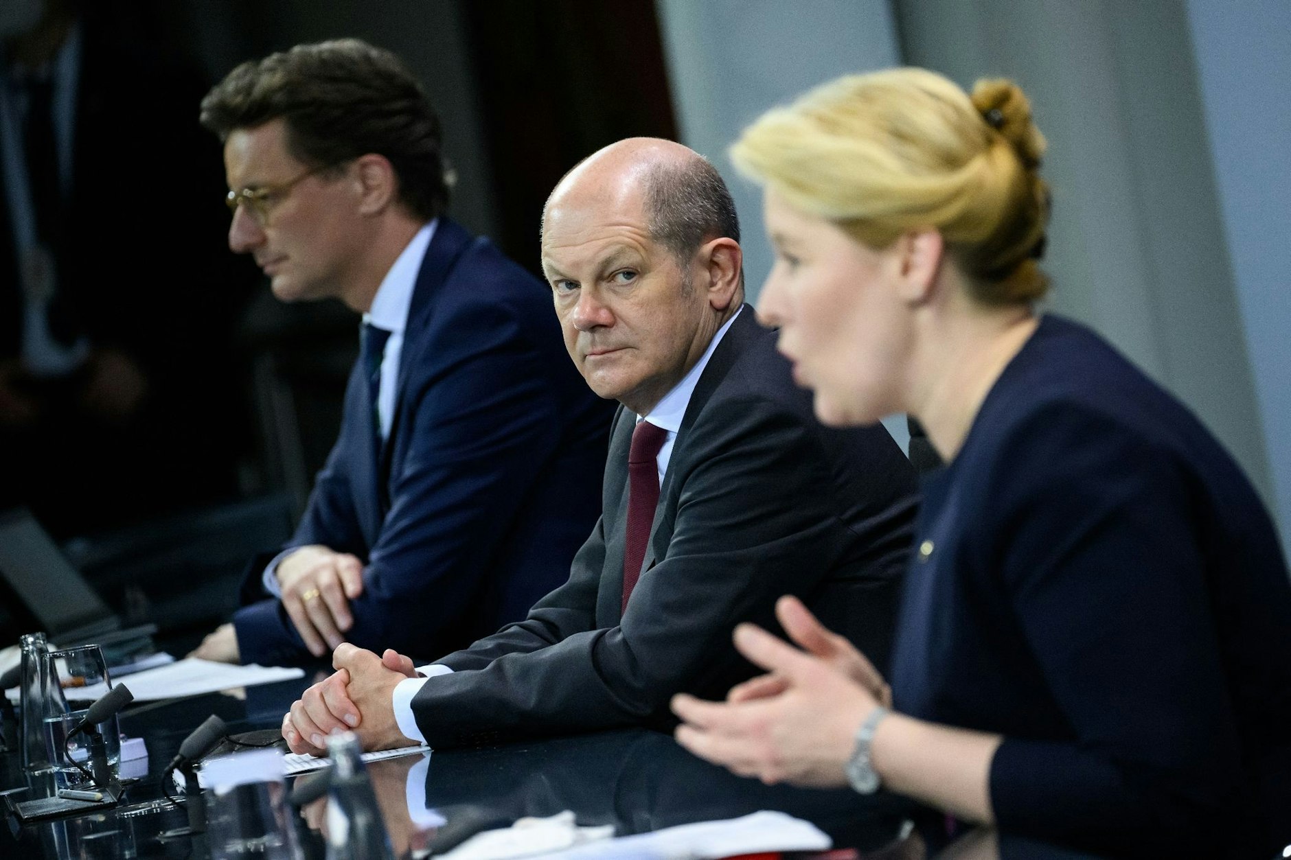 Bundeskanzler Olaf Scholz (SPD) mit NRW-Ministerpräsident Hendrik Wüst (CDU) und Berlins Regierender Bürgermeisterin Franziska Giffey (SPD)