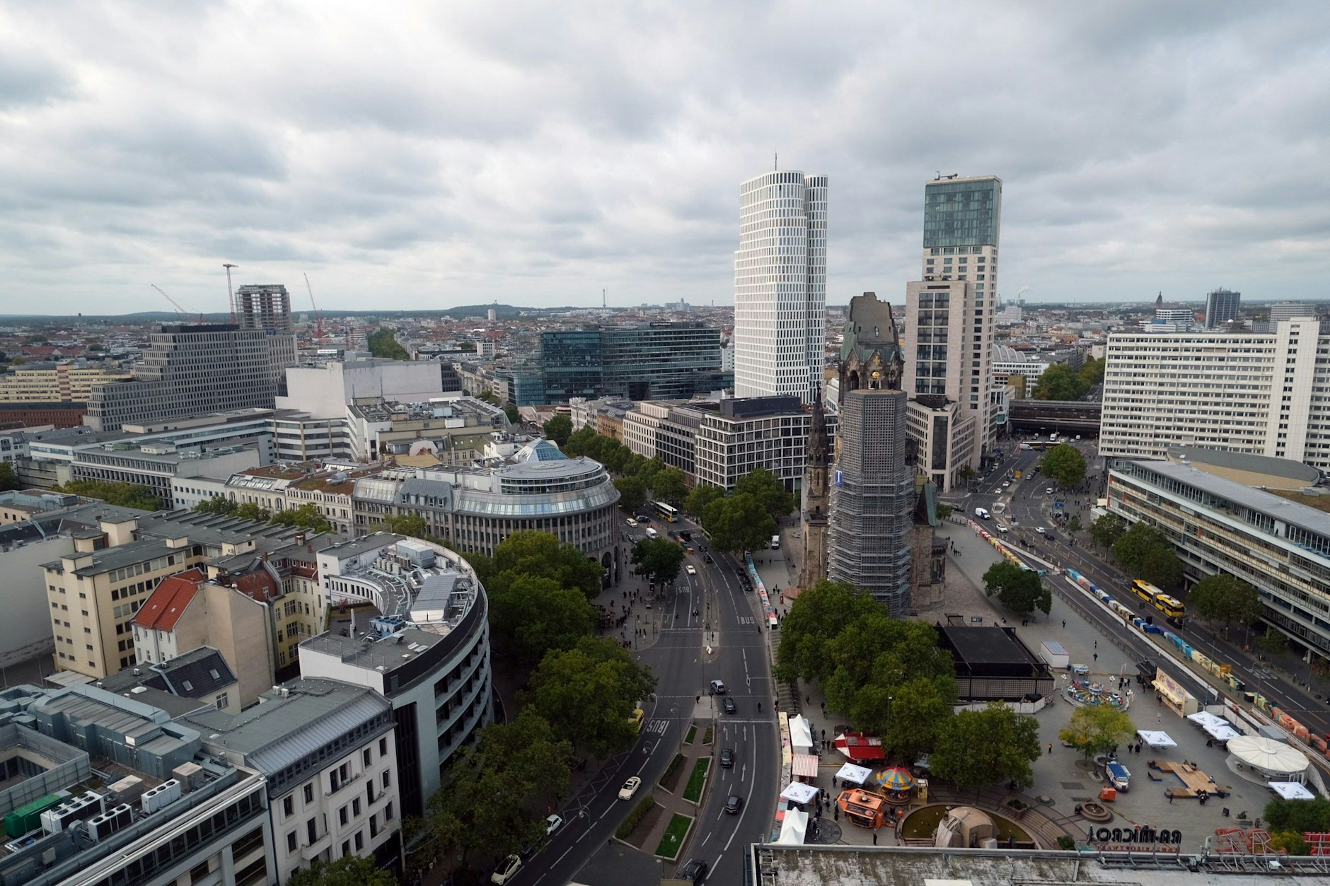 Blick auf die Hochhäuser am Breitscheidplatz. Das Upper West (links, weiße Fassade) und das Zoofenster (rechts daneben) ragen rund 120 Meter in die Höhe. Die Neubauten im Karstadtblock (Bildmitte links) sollen sich daran orientieren.&nbsp;