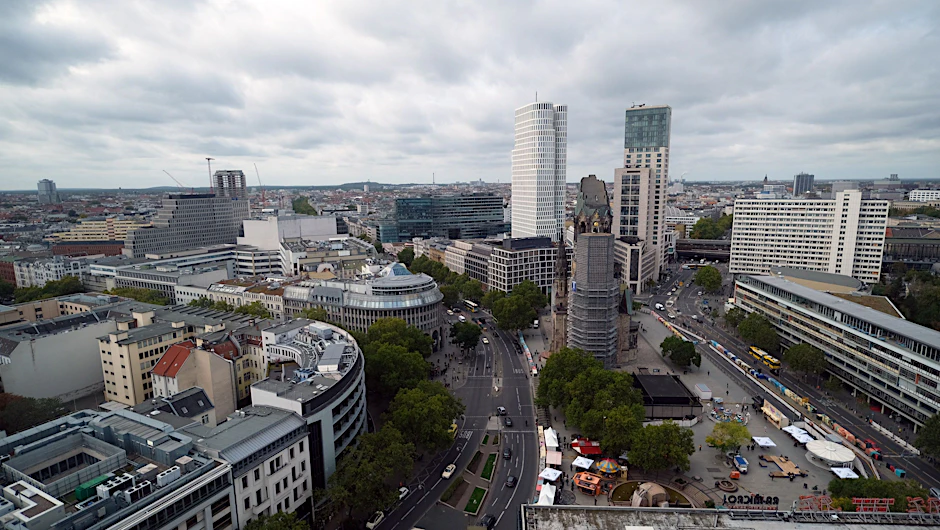 Blick auf die Hochhäuser am Breitscheidplatz. Das Upper West (links, weiße Fassade) und das Zoofenster (rechts daneben) ragen rund 120 Meter in die Höhe. Die Neubauten im Karstadtblock (Bildmitte links) sollen sich daran orientieren.&nbsp;