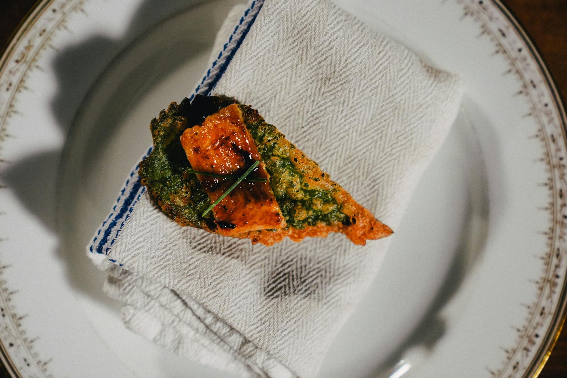 Dieses Gericht ist ein Zufall: Gegrillter Aal mit deutscher Teriyakisoße und einem ausgebackenen Brennnesselblatt. 