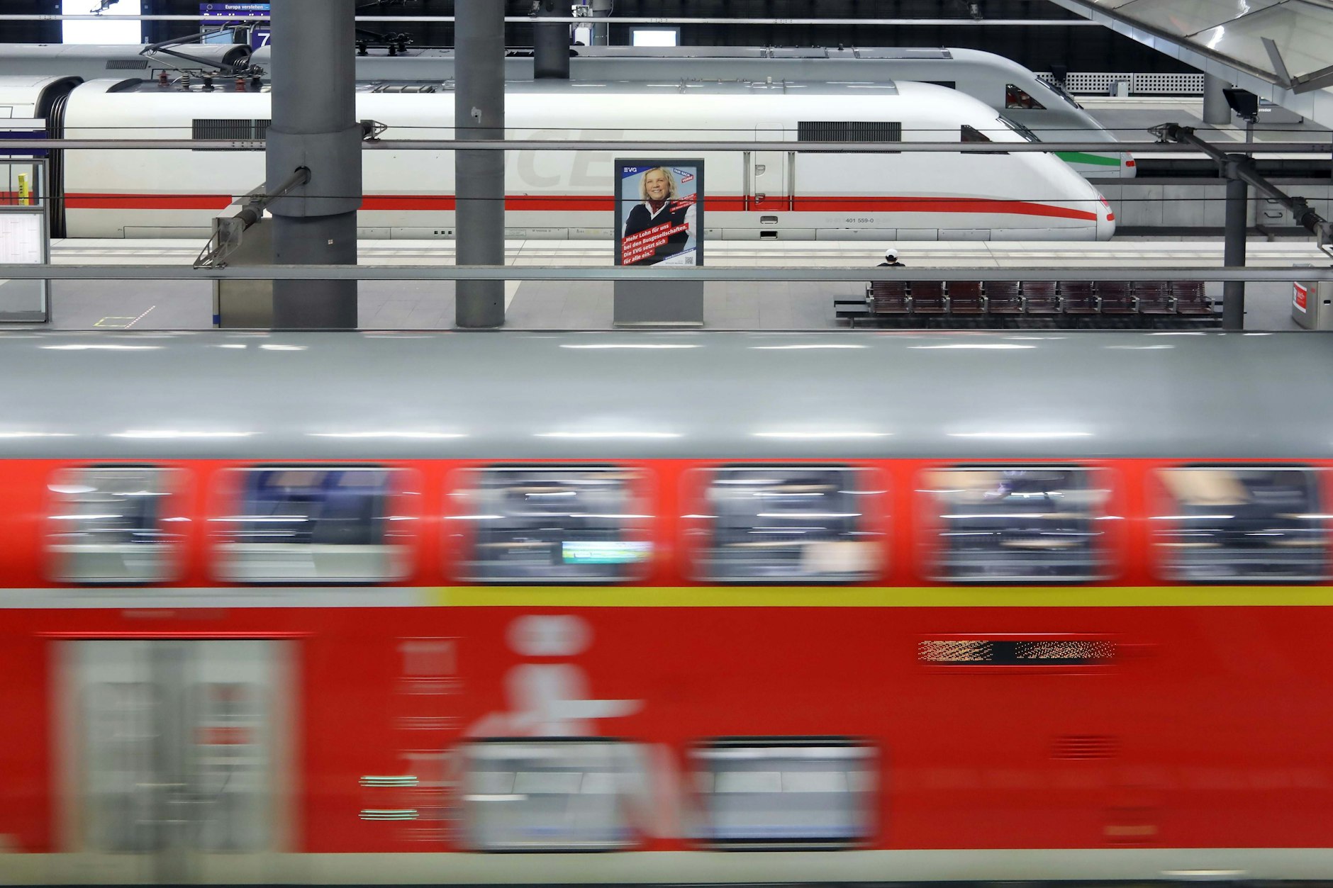 Ein Regionalexpresszug der Deutschen Bahn fährt in den Hauptbahnhof ein. In Berlin gibt es aber auch noch andere Stationen. Ihre Zahl soll weiter wachsen.