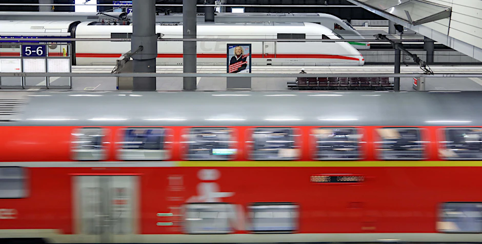 Ein Regionalexpresszug der Deutschen Bahn fährt in den Hauptbahnhof ein. In Berlin gibt es aber auch noch andere Stationen. Ihre Zahl soll weiter wachsen.