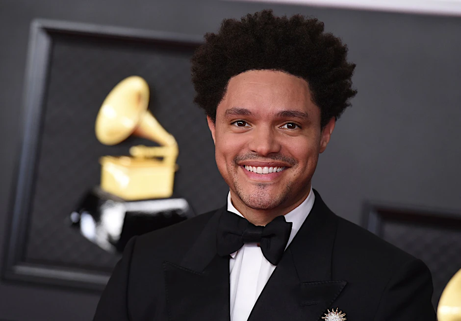 ARCHIV - Trevor Noah bei der Grammy-Verleihung 2021.  