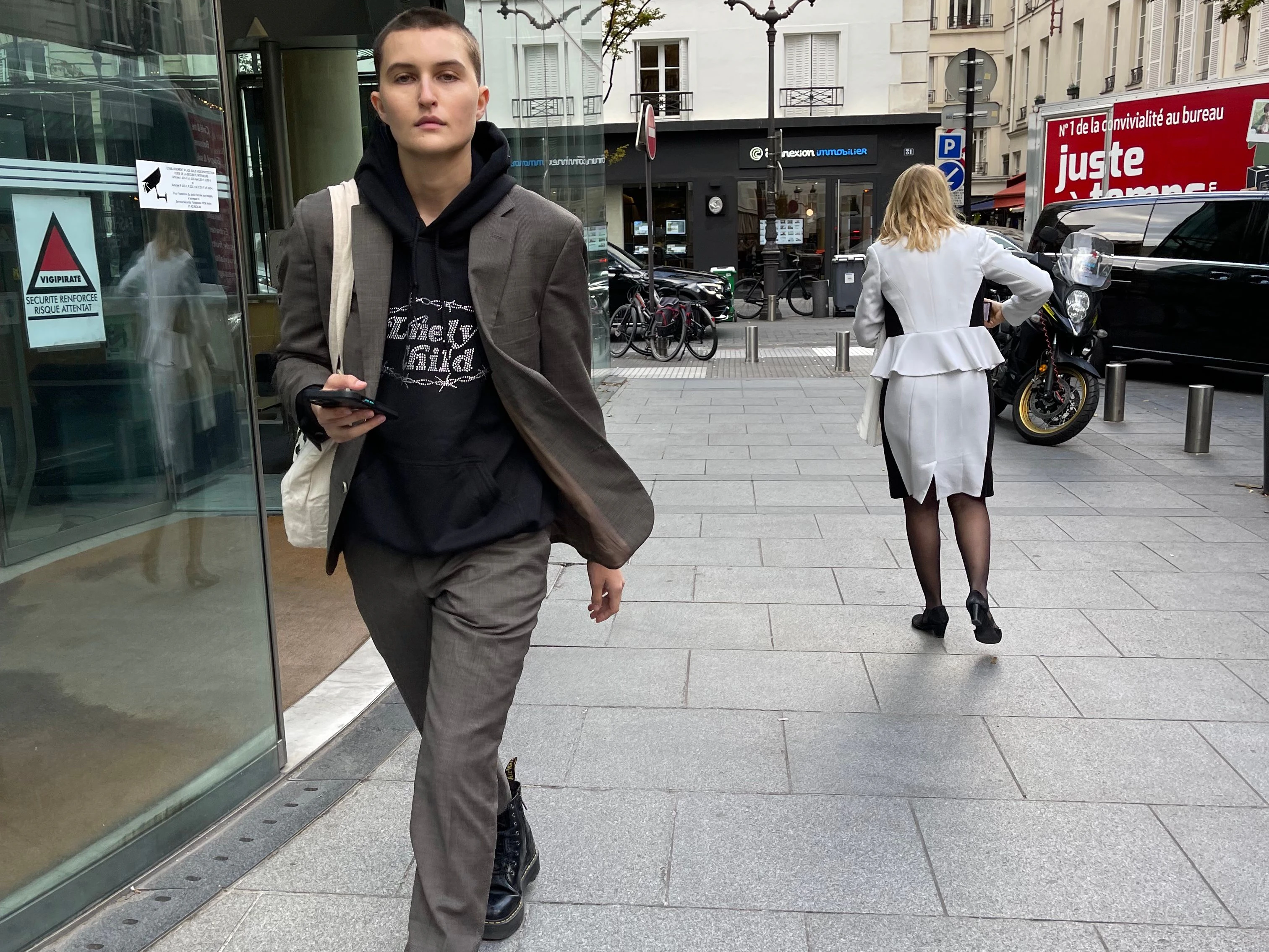 Schnellen Schrittes durch die Stadt.