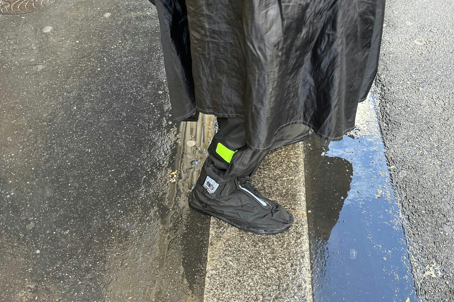 Die Paris Fashion Week ist arg verregnet. Die stylischen Regenüberzieher eines Kurierfahrers hätten aber in dieser Saison auch auf den Runway gepasst.