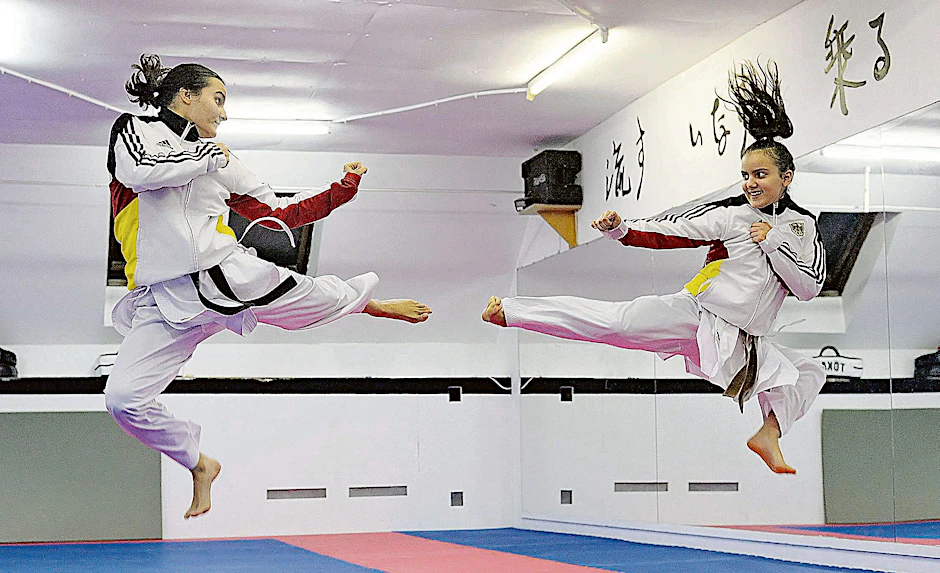 Gizem Bugur (l.) und Seden Bugur beim Training im Studio des SC Banzai Berlin.