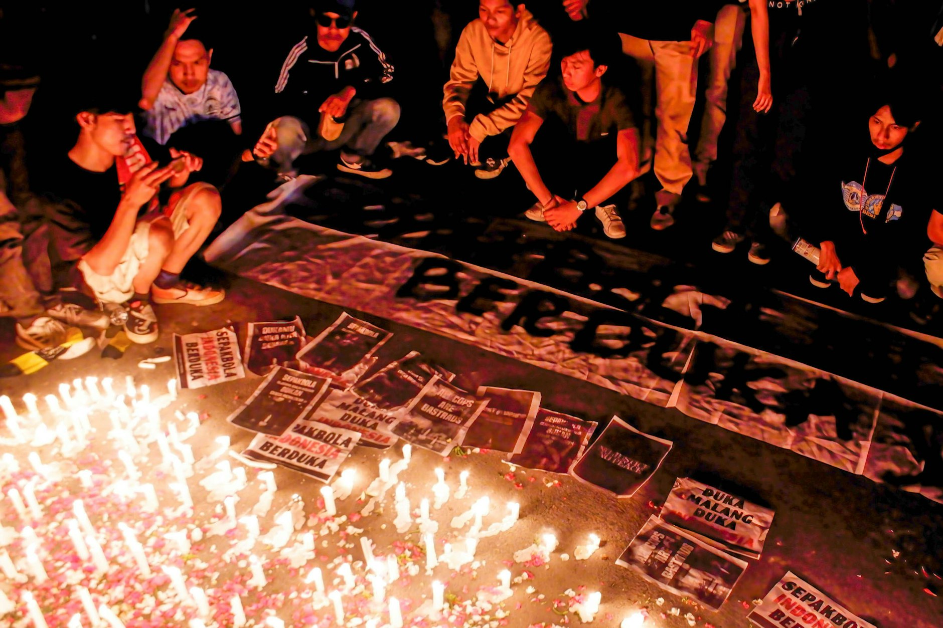 Große Trauer in Indonesien, nachdem mehr als 125 Menschen bei einem Fußballspiel ums Leben kamen, darunter viele Minderjährige.