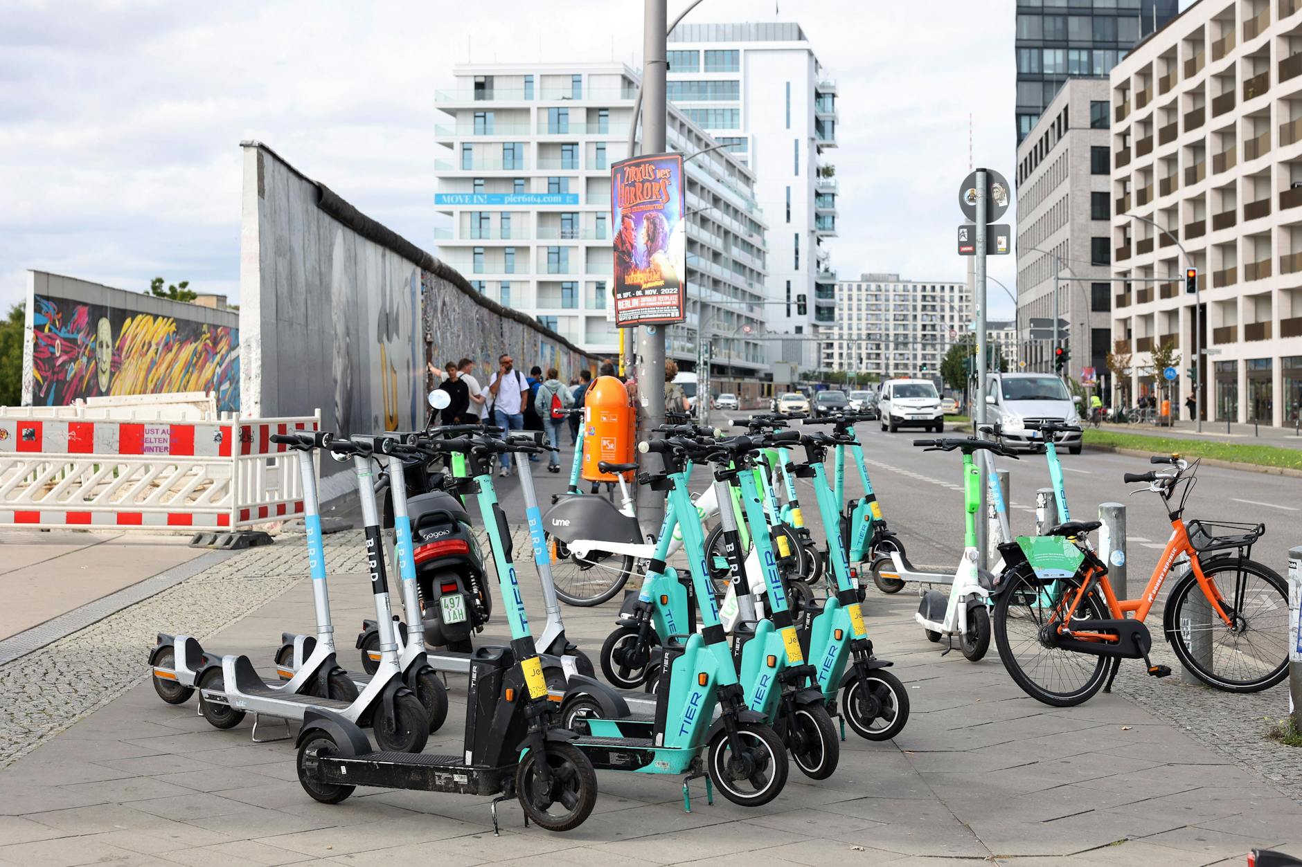 An der East Side Gallery in Friedrichshain blockieren E-Scooter den Gehweg.