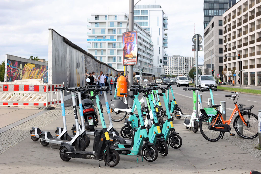 Blindenverein reicht Klage ein: E-Scooter sollen von den Gehwegen verschwinden