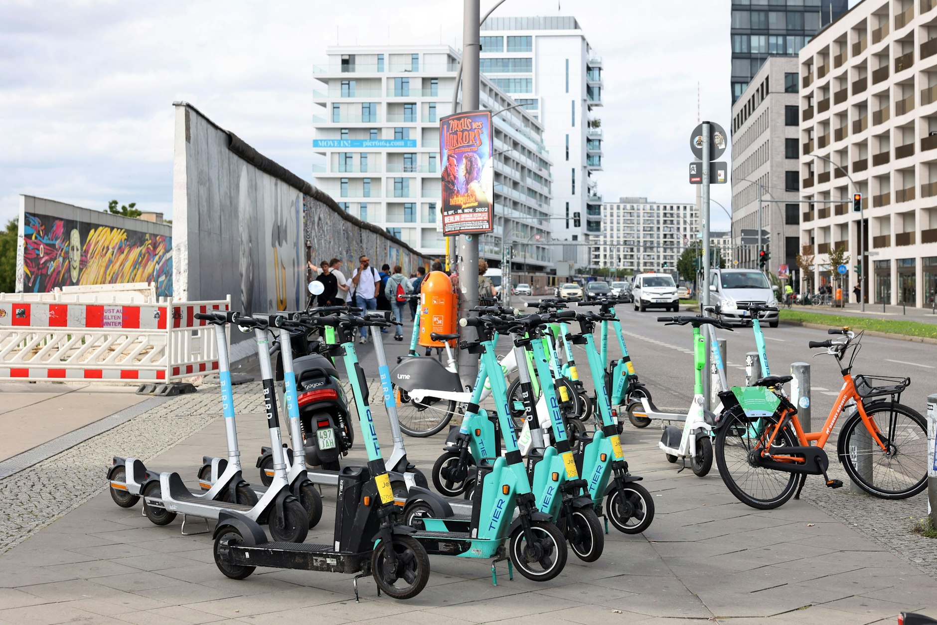 An der East Side Gallery in Friedrichshain blockieren E-Scooter den Gehweg.
