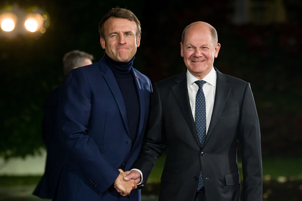 Energiekrise: Netz amüsiert über Macrons Rollkragen-Auftritt in Berlin