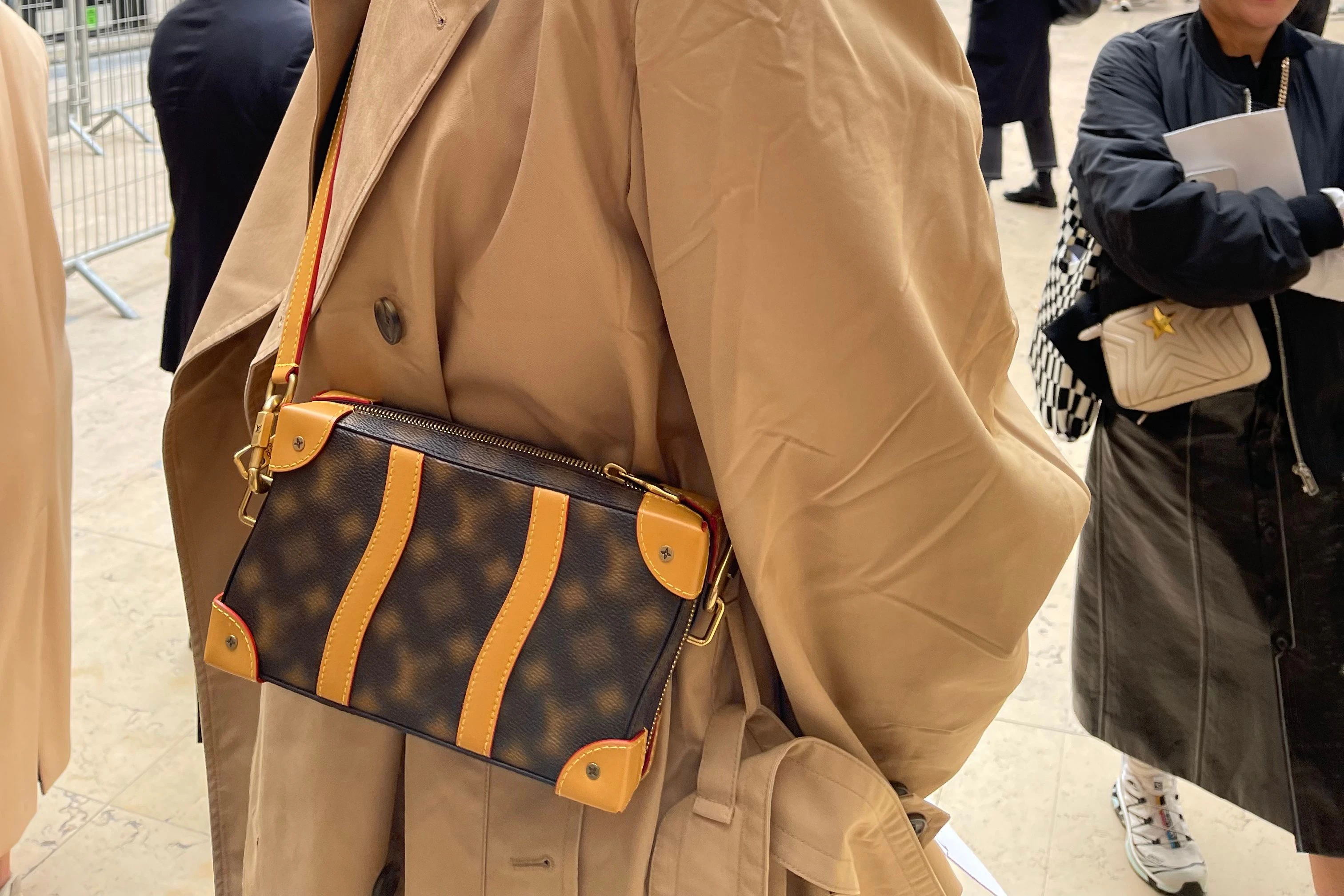 Gesehen bei Chloe: Trench mit Louis-Vuitton-Tasche.