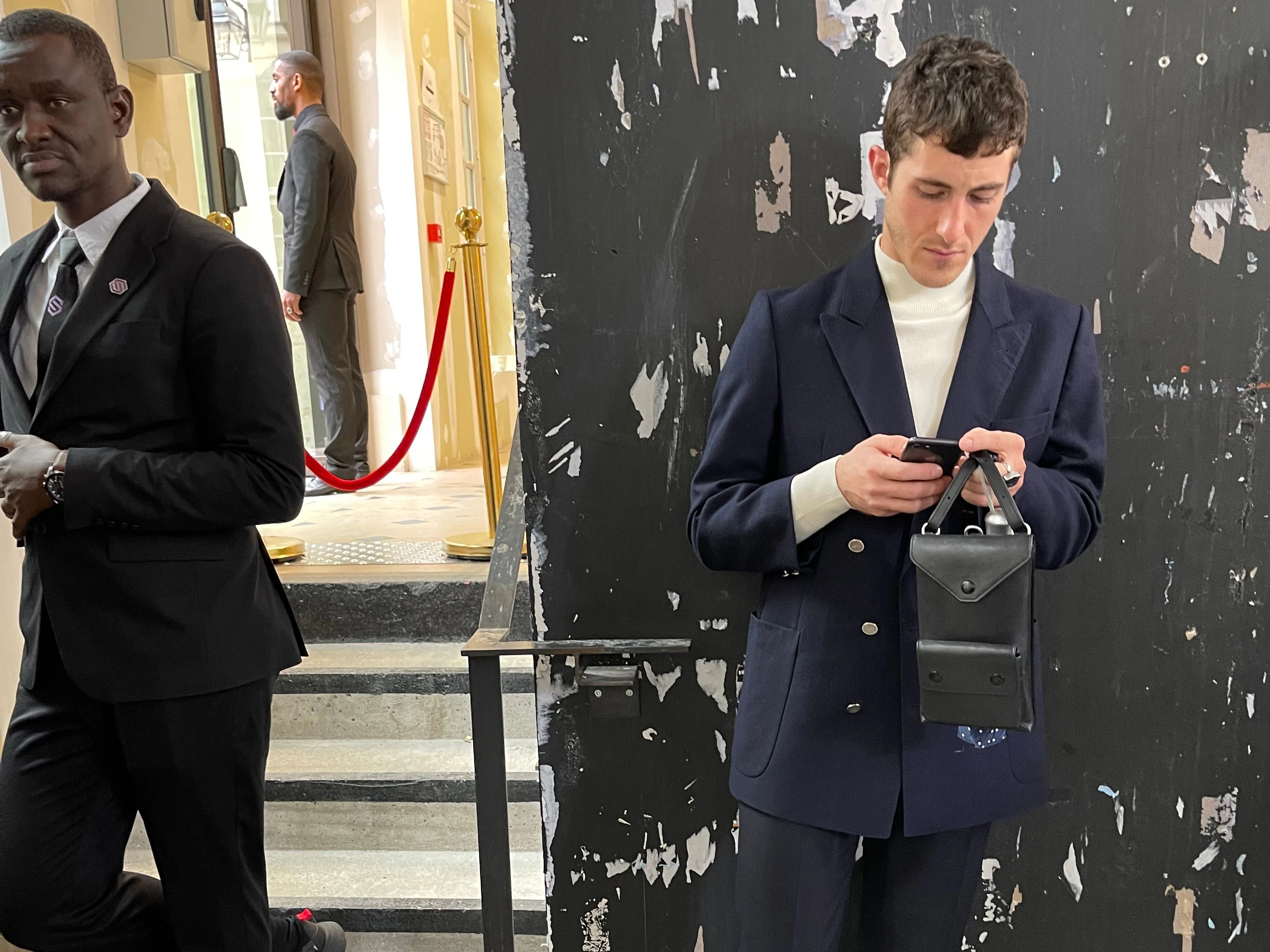 Ein Gast auf der&nbsp; Weinsanto-Show, die erste Show der Pariser Fashion Week in dieser Saison.