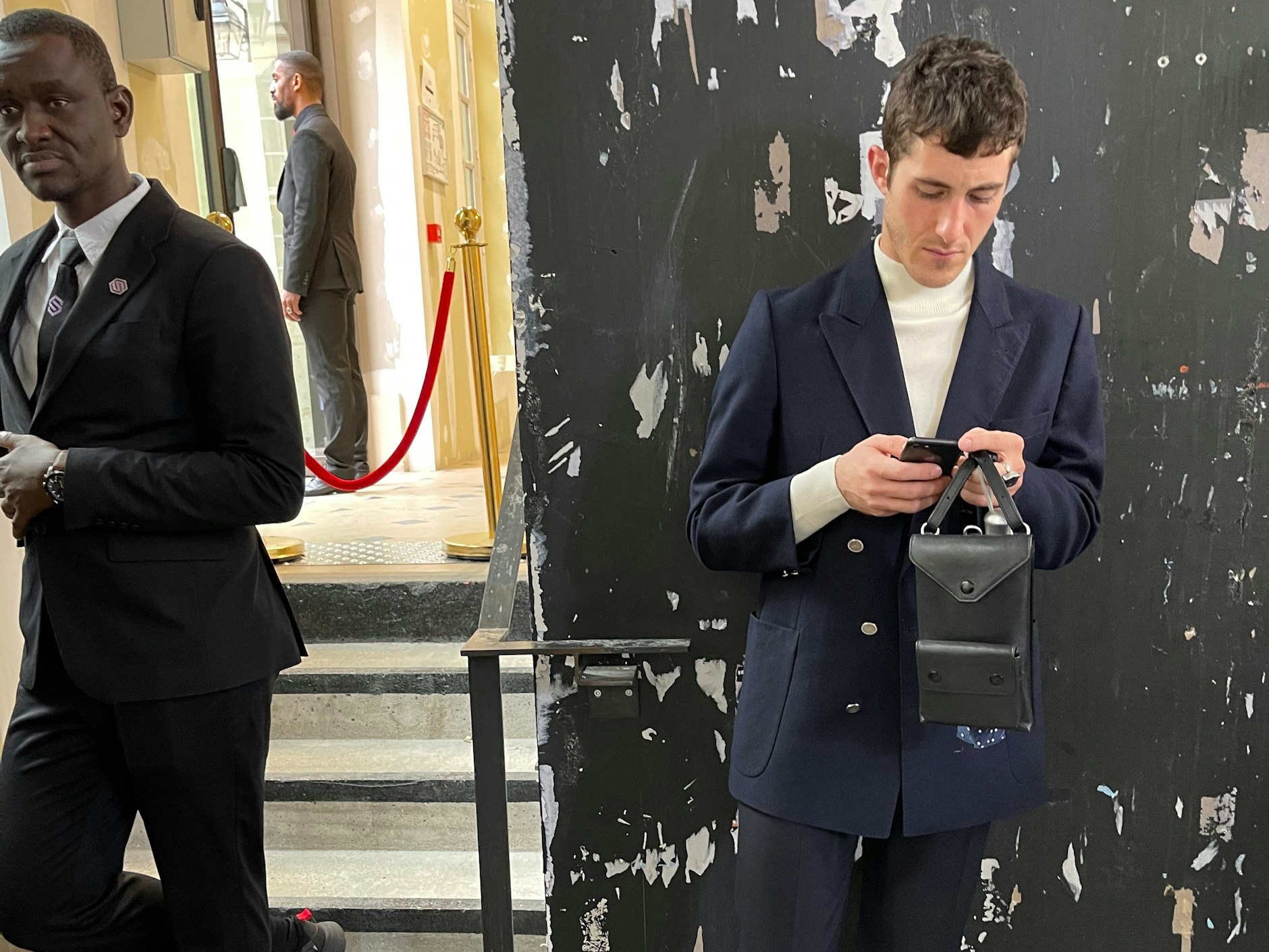 Ein Gast auf der Weinsanto-Show, die erste Show der Pariser Fashion Week in dieser Saison.