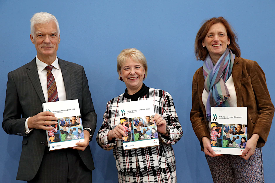 Andreas Schleicher, OECD-Direktor für Bildung und Kompetenzen, Kornelia Haugg, Staatssekretärin im Bundesbildungsministerium, und Karin Prien, Präsidentin der Kultusministerkonferenz, bei der Vorstellung der OECD-Studie „Bildung auf einen Blick“.