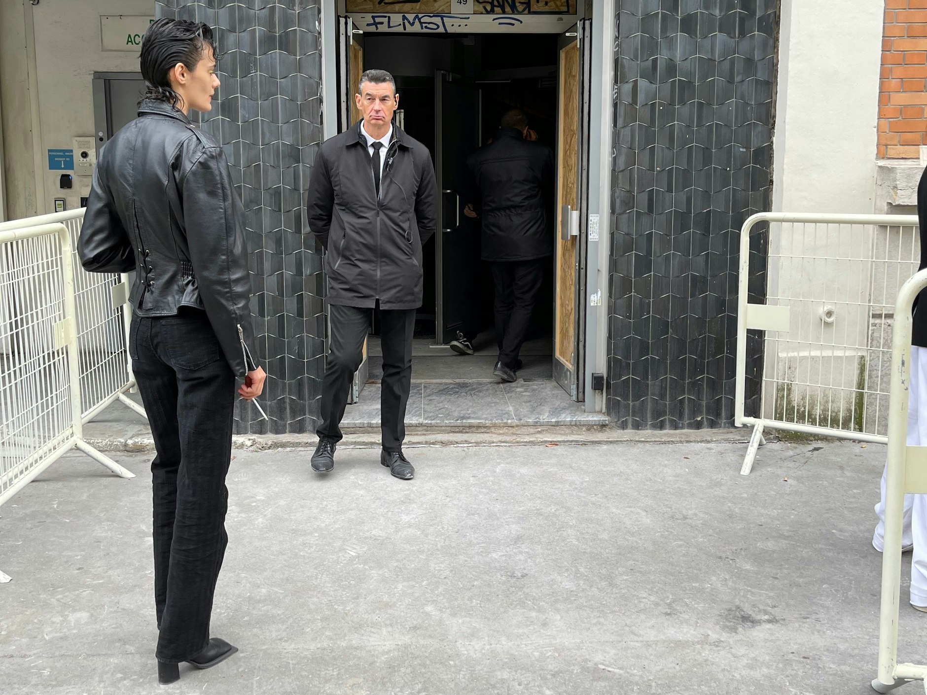 Schnell noch eine Zigarette, bevor es für Dries Van Noten auf den Runway geht.