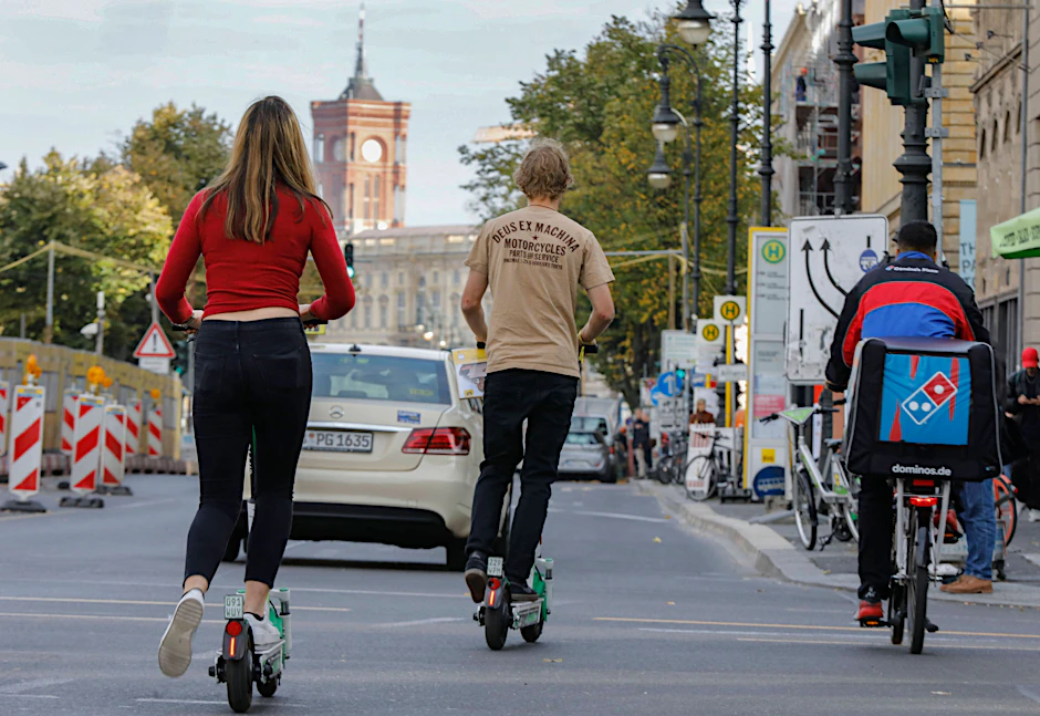 Unfall mit E-Roller in Berlin-Mitte: Bekiffte Frau kriecht von Straße