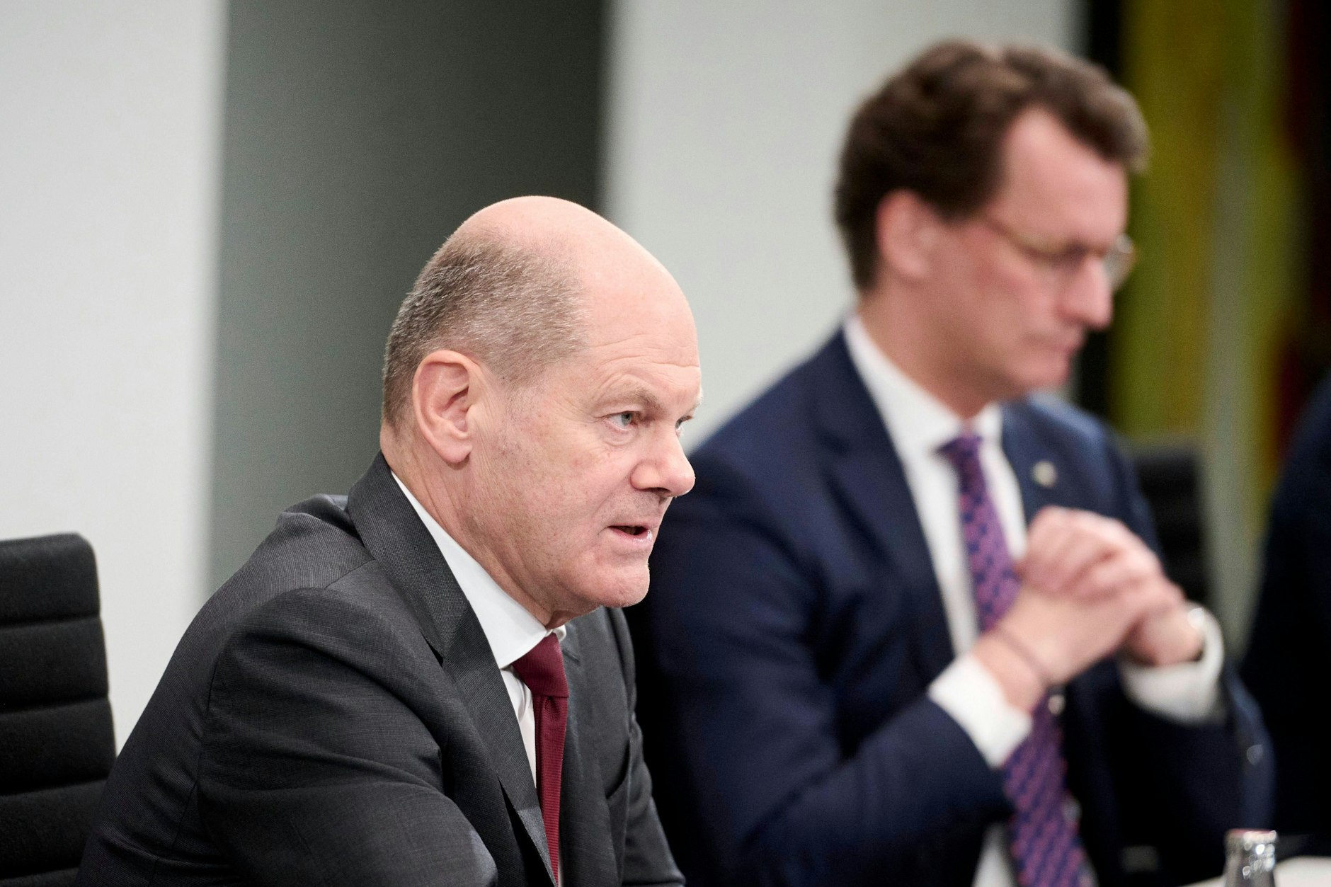 Die Pressekonferenz nach dem Bund-Länder-Treffen: Bundeskanzler Olaf Scholz (l. SPD) und Hendrik Wüst, Ministerpräsident des Landes Nordrhein-Westfalen (CDU).&nbsp;