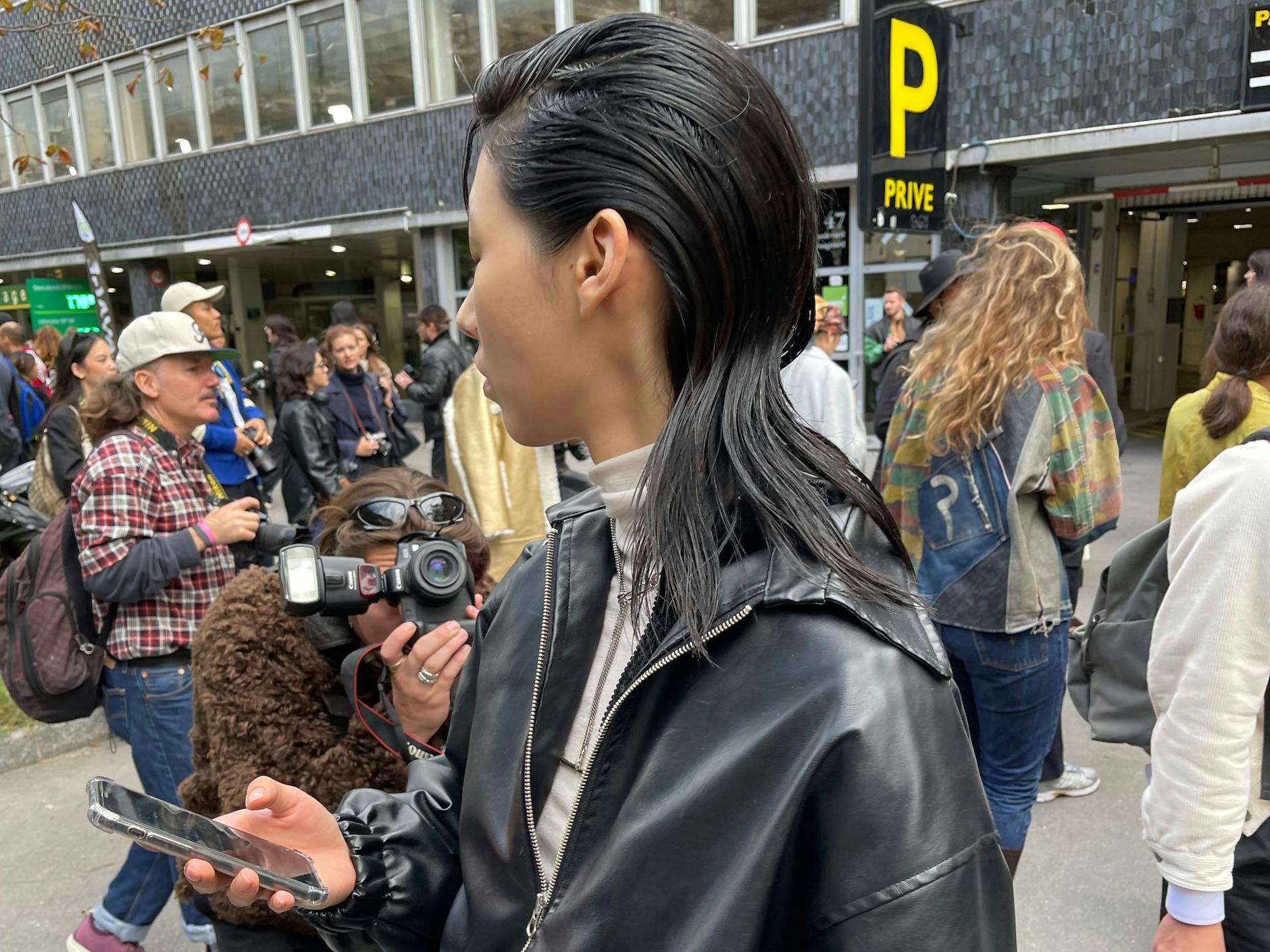She’s got the look: Ein top gestyltes Model der Dries-Van-Noten-Show ist ein gern fotografiertes Motiv.