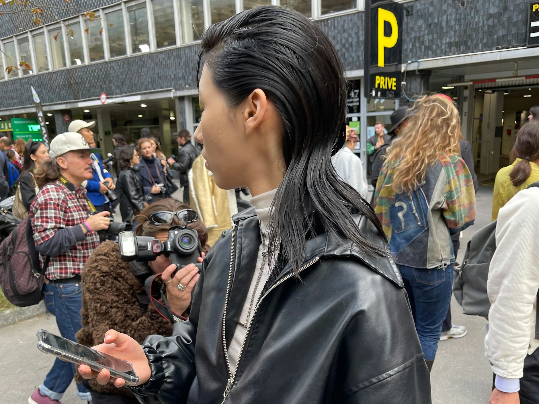 She’s got the look: Ein top gestyltes Model der Dries-Van-Noten-Show ist ein gern fotografiertes Motiv.