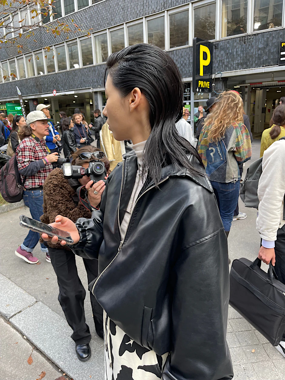 She’s got the look: Ein top gestyltes Model der Dries-Van-Noten-Show ist ein gern fotografiertes Motiv.