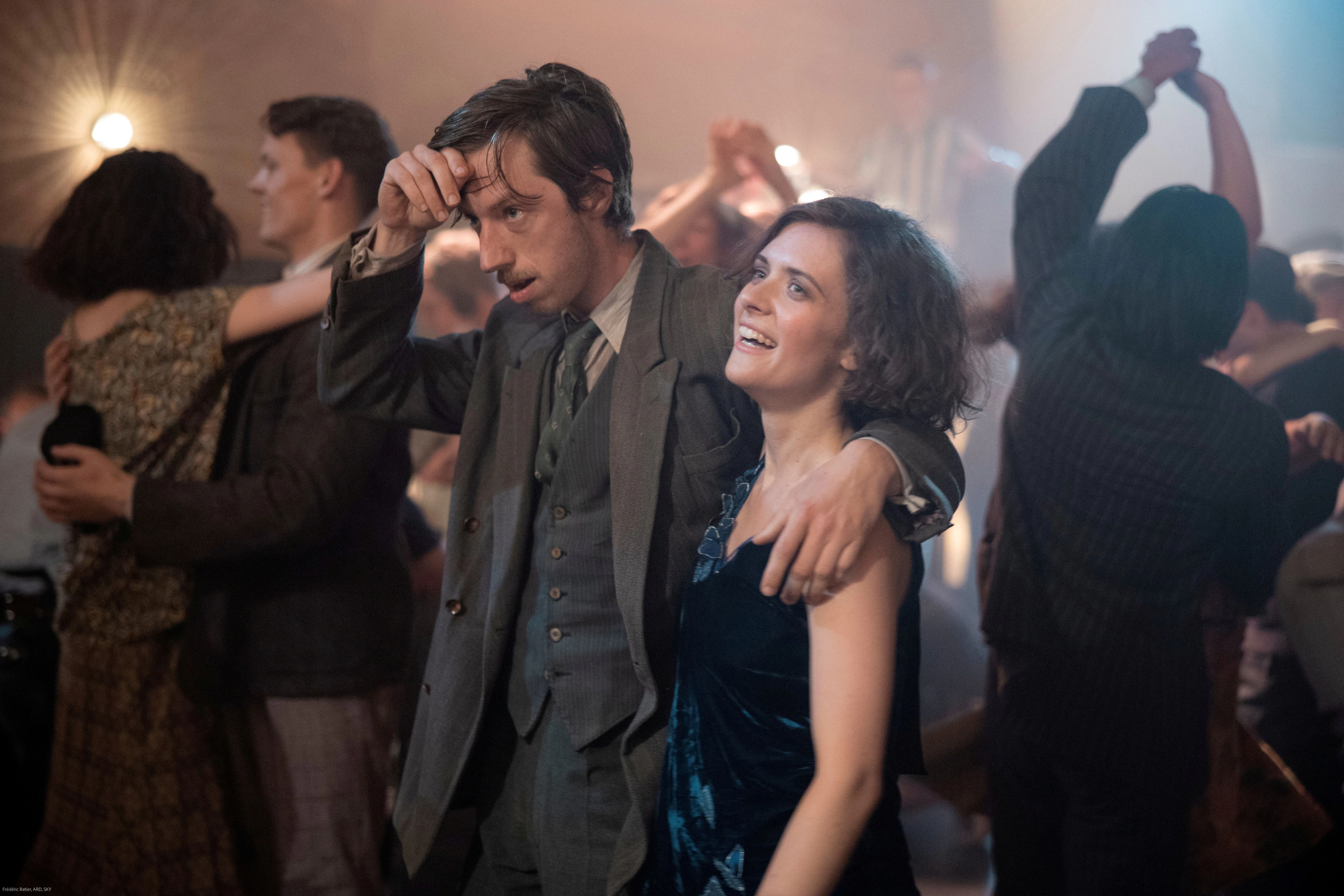 Charlotte Ritter und Kneipenwirt Jacky (Max Mauff) beim Tanzmarathon im Moka Efti