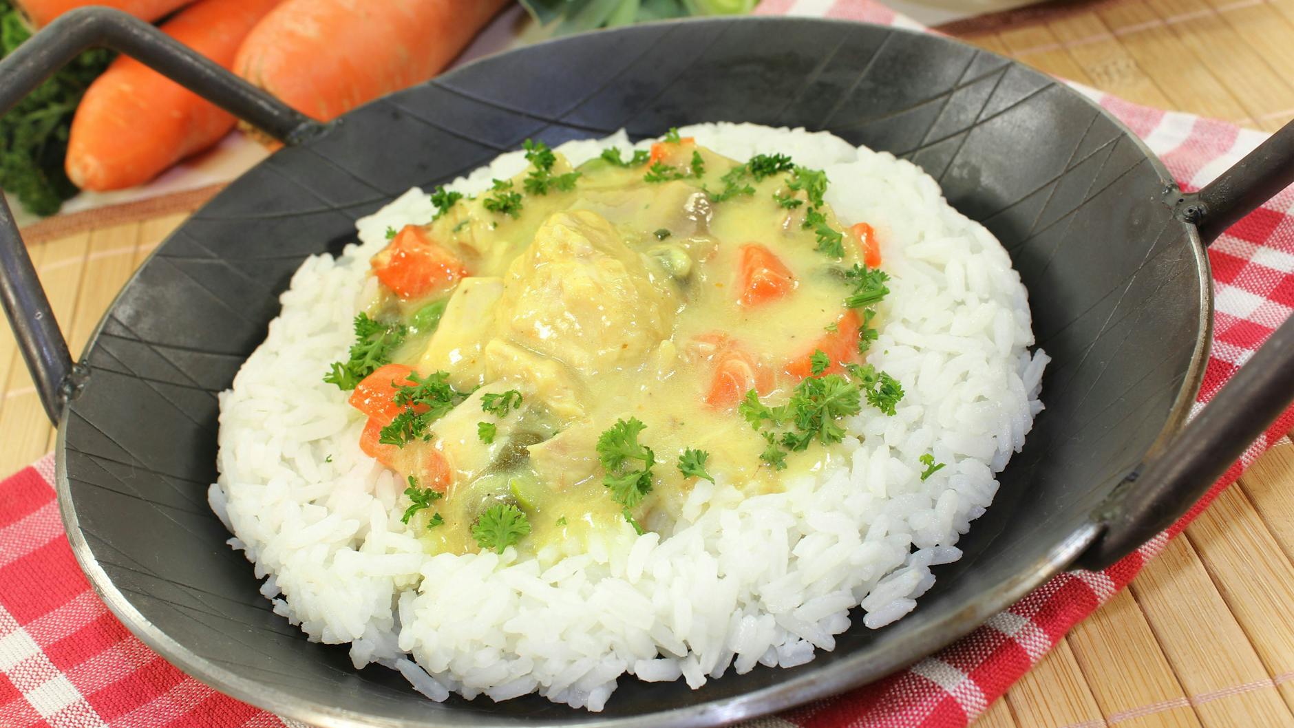 Eierfrikassee setzt auf die gleiche Basis wie Hühnerfrikassee - nur werden hier hart gekochte Eier statt Hühnerfleisch verwendet.