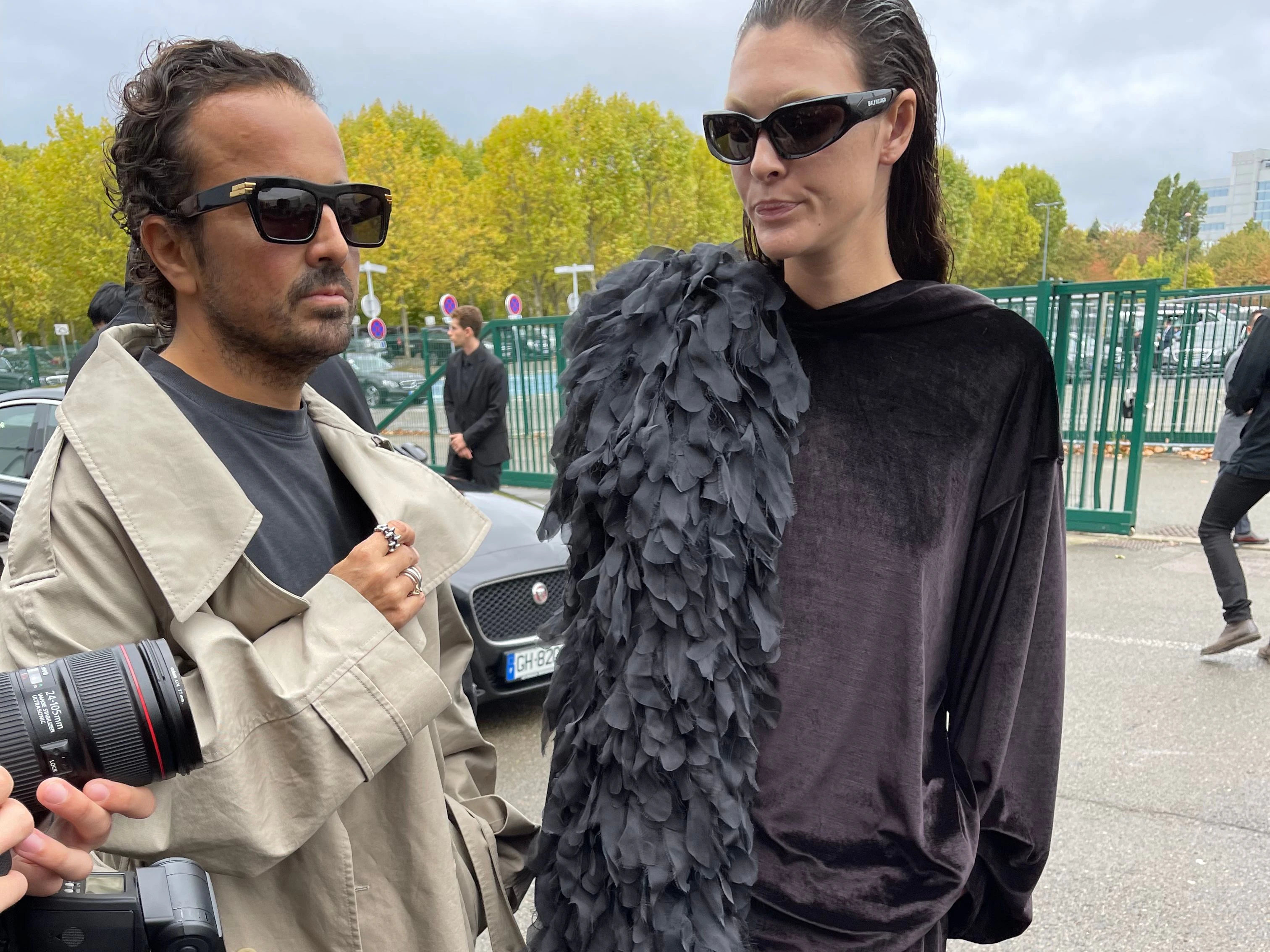 Das Model Vittoria Ceretti mit expressiver Stola kurz vor der Balenciaga-Show.