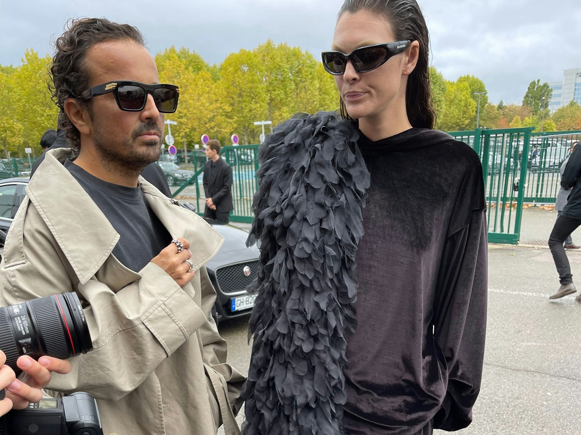 Das Model Vittoria Ceretti mit expressiver Stola kurz vor der Balenciaga-Show.