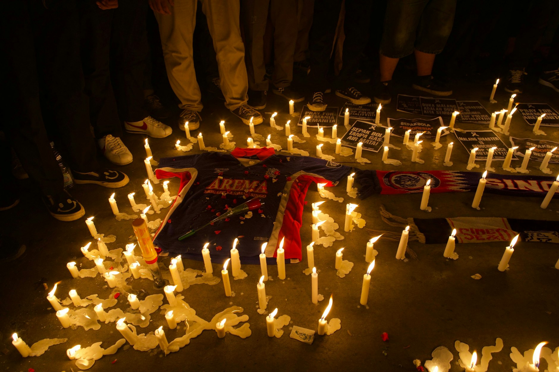 Große Trauer in Indonesien, nachdem mehr als 125 Menschen bei einer Massenpanik nach einem Fußballspiel ums Leben kamen. Darunter viele Minderjährige.