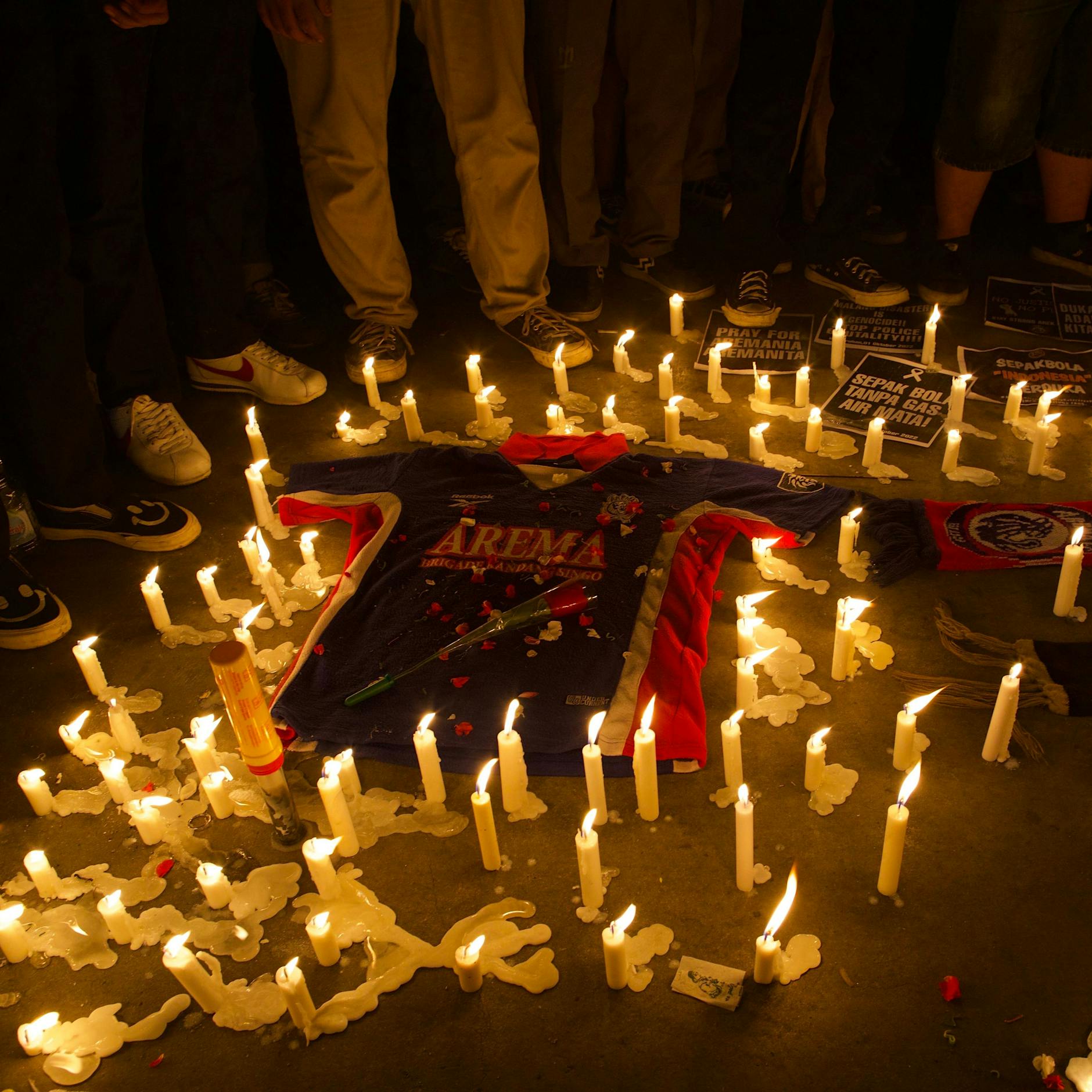 Indonesien trauert nach Stadion-Tragödie: Mindestens 37 Kinder tot +++ Polizeichef suspendiert +++ Wut über Tränengas-Einsatz +++ Fans sterben in den Armen der Spieler +++