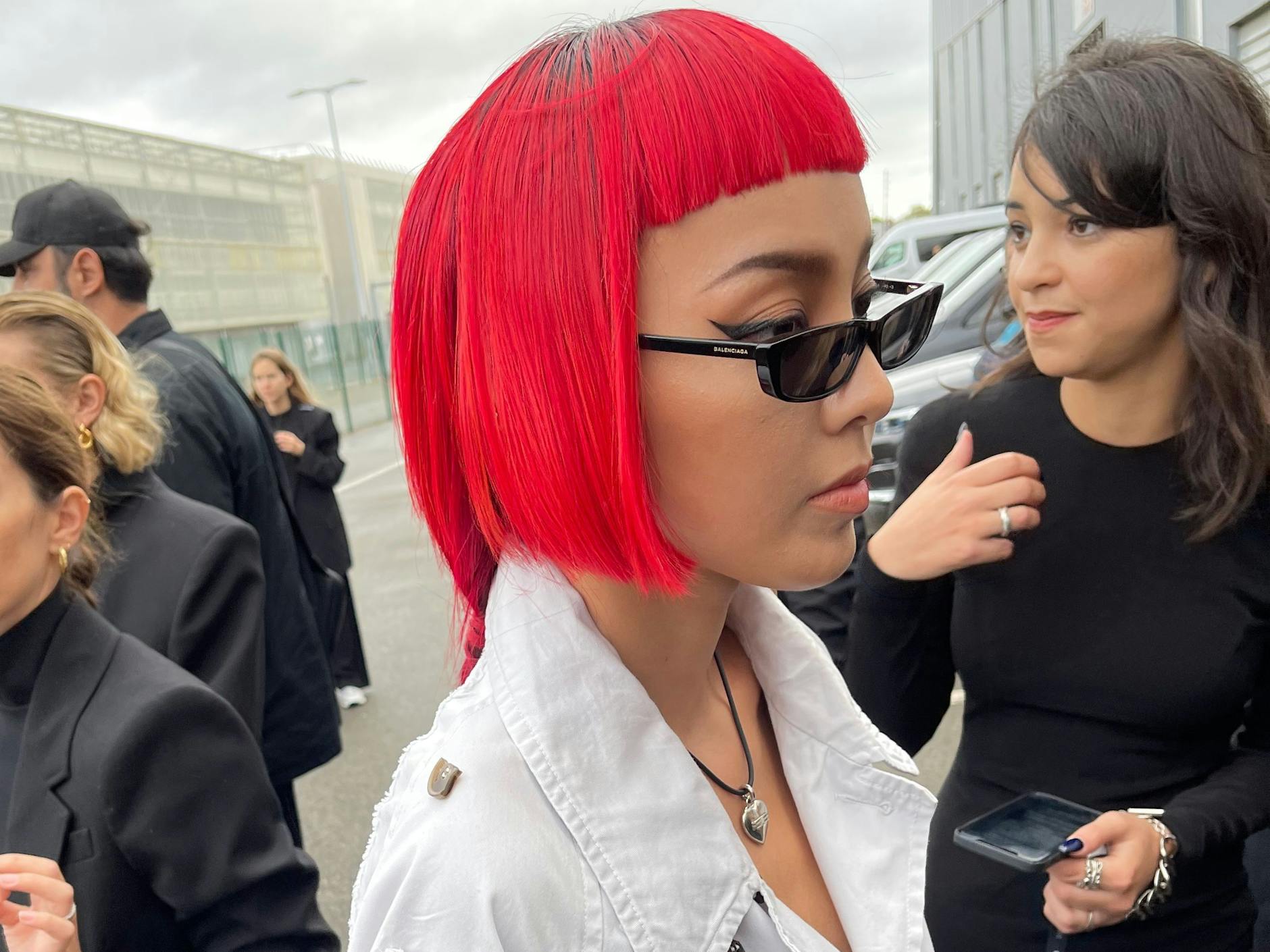 Alarmrote Haare im Stufenschnitt.