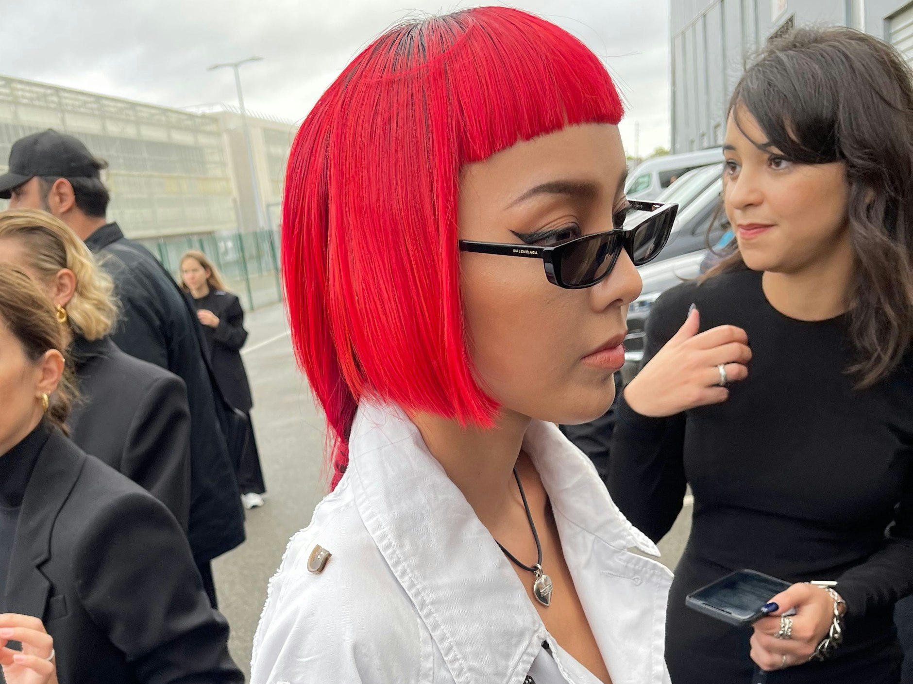 Alarmrote Haare im Stufenschnitt.