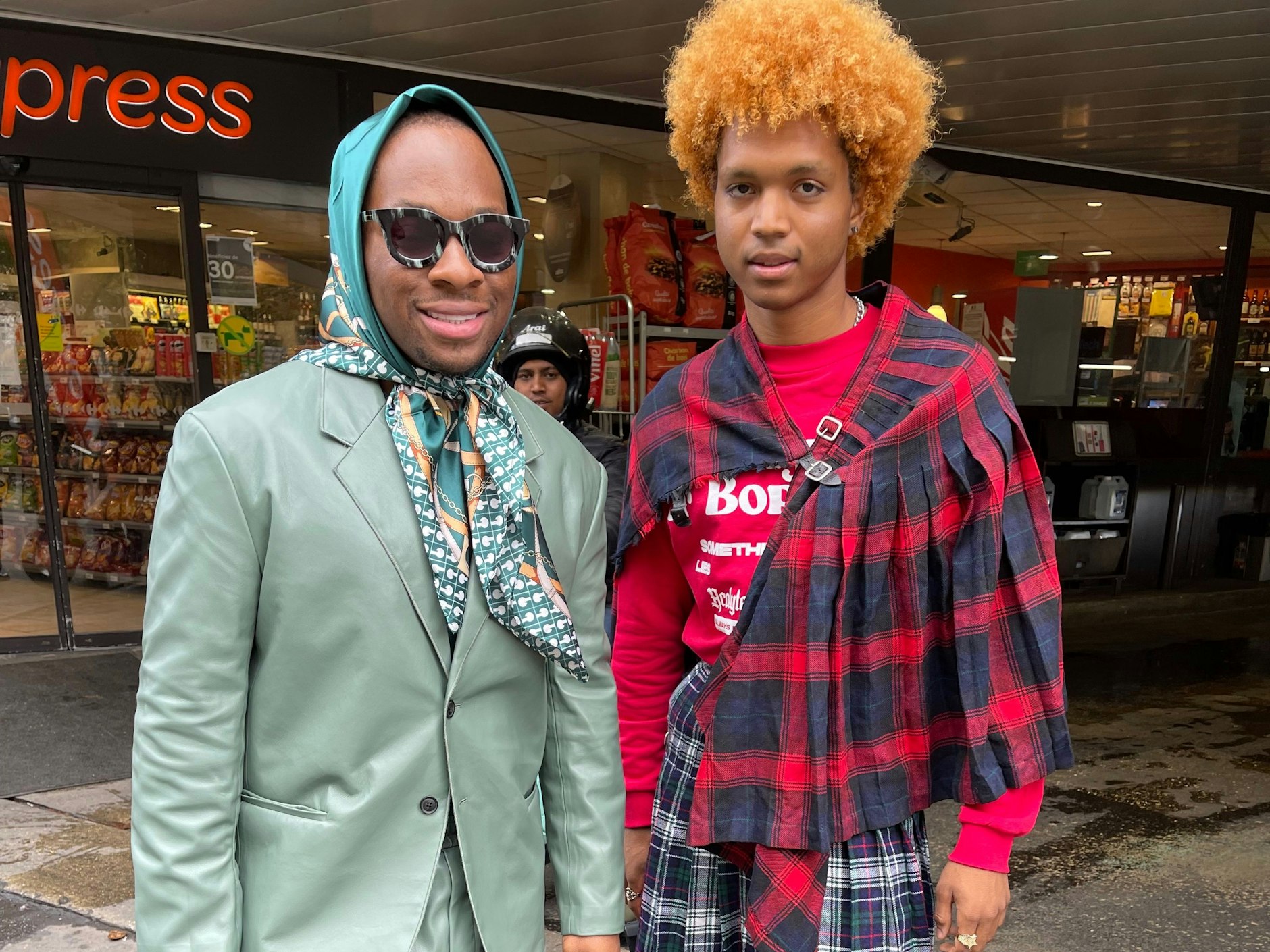 Diese bunten Looks fallen in Paris besonders auf, denn hier regiert wie in Berlin: schwarz.