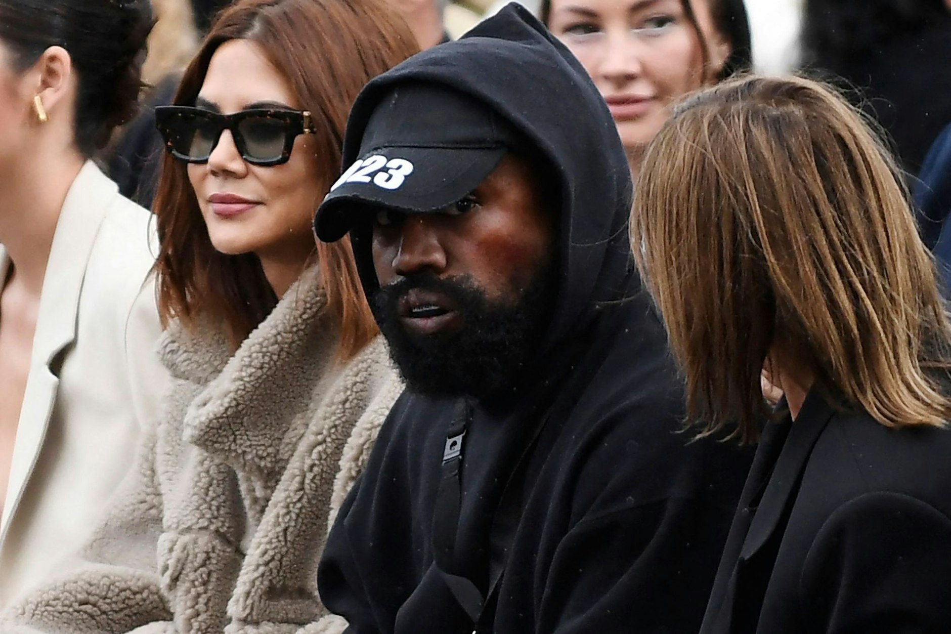 Kanye West bei der Show von Givenchy auf der Pariser Fashion Week.  