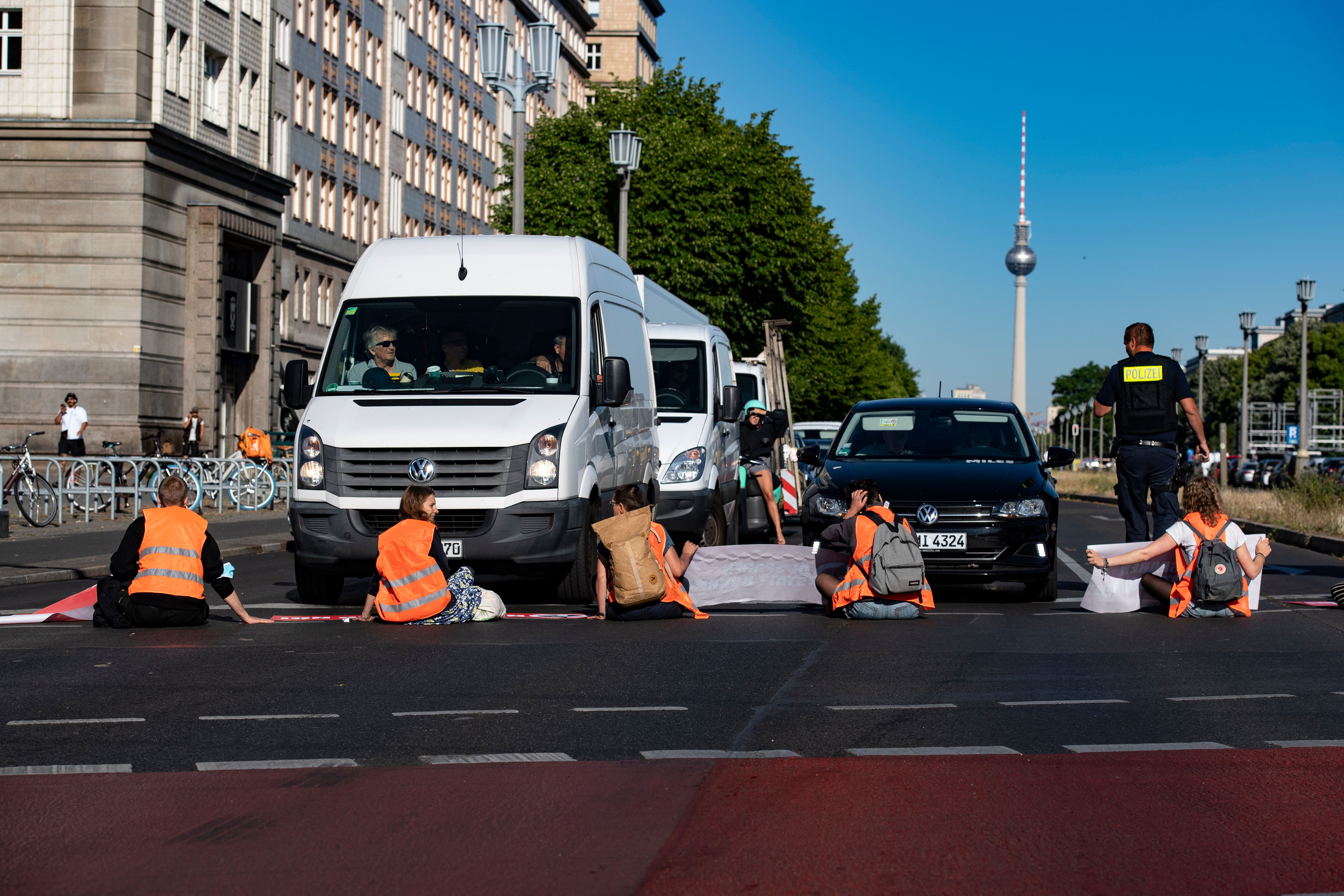 Letzte Generation: Dauerhafte Blockaden In Berlin Angekündigt