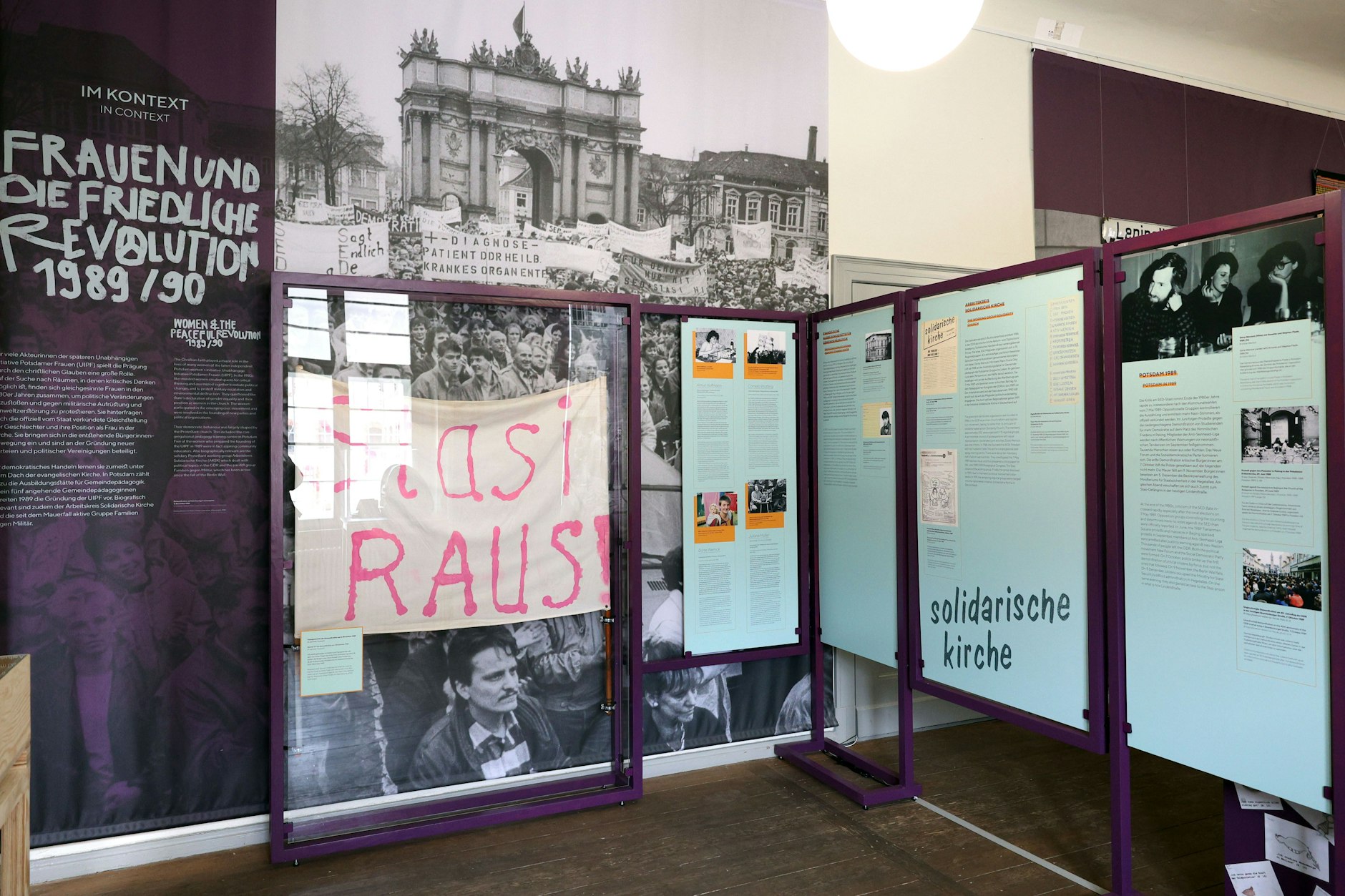 „Stasi raus“-Transparent in der Ausstellung in der Gedenkstätte Lindenstraße in Potsdam