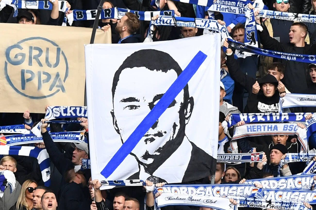 Die Hertha-Fans in der Ostkurve forderten beim Spiel gegen die TSG Hoffenheim, dass Lars Windhorst als Mitglied vom Verein ausgeschlossen wird. 